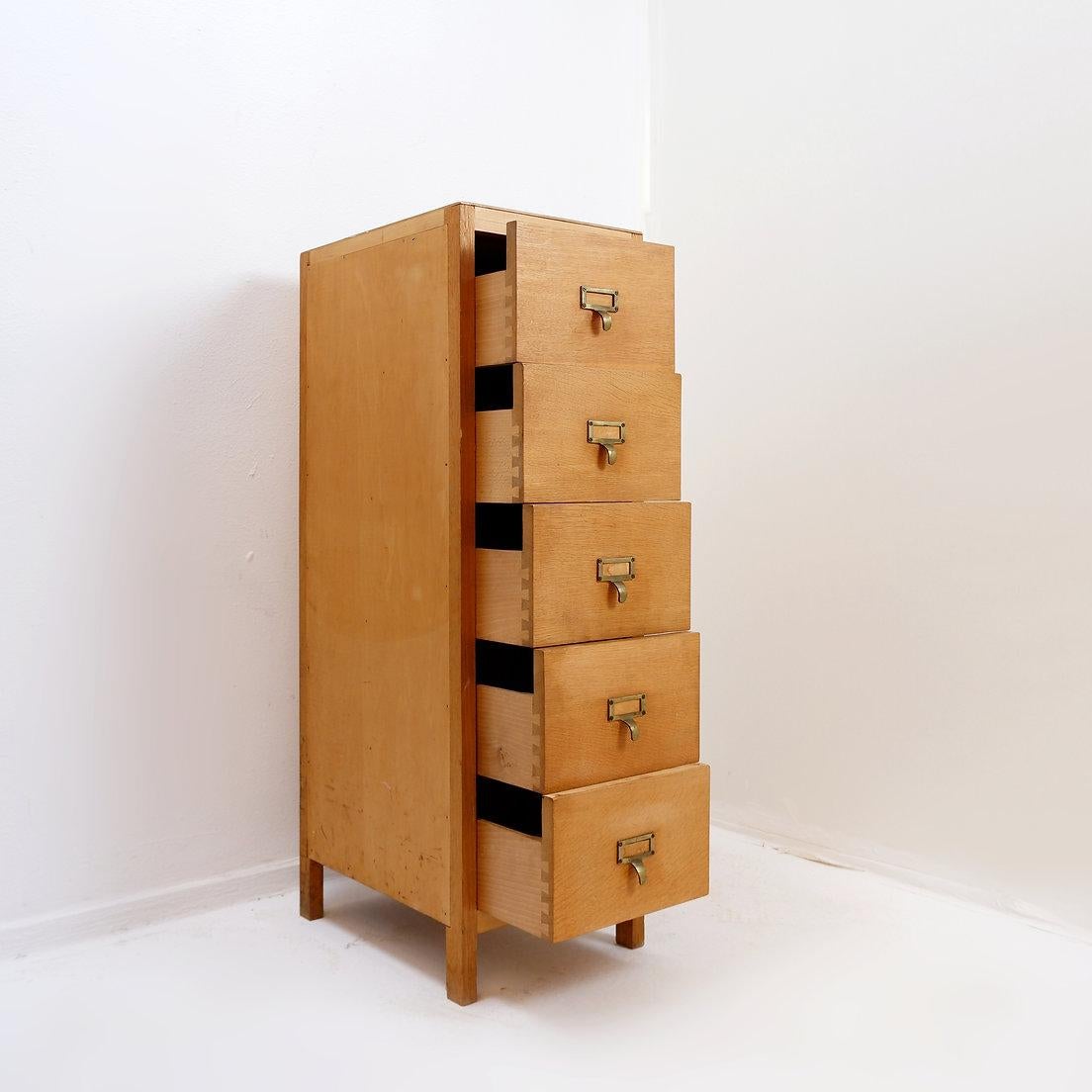 Vintage industrial 5-drawer filing cabinet
Industrial - Vintage furniture
File cabinet
Measures : 31.5x43.5 H:100cm
Materials : Wood - Metal