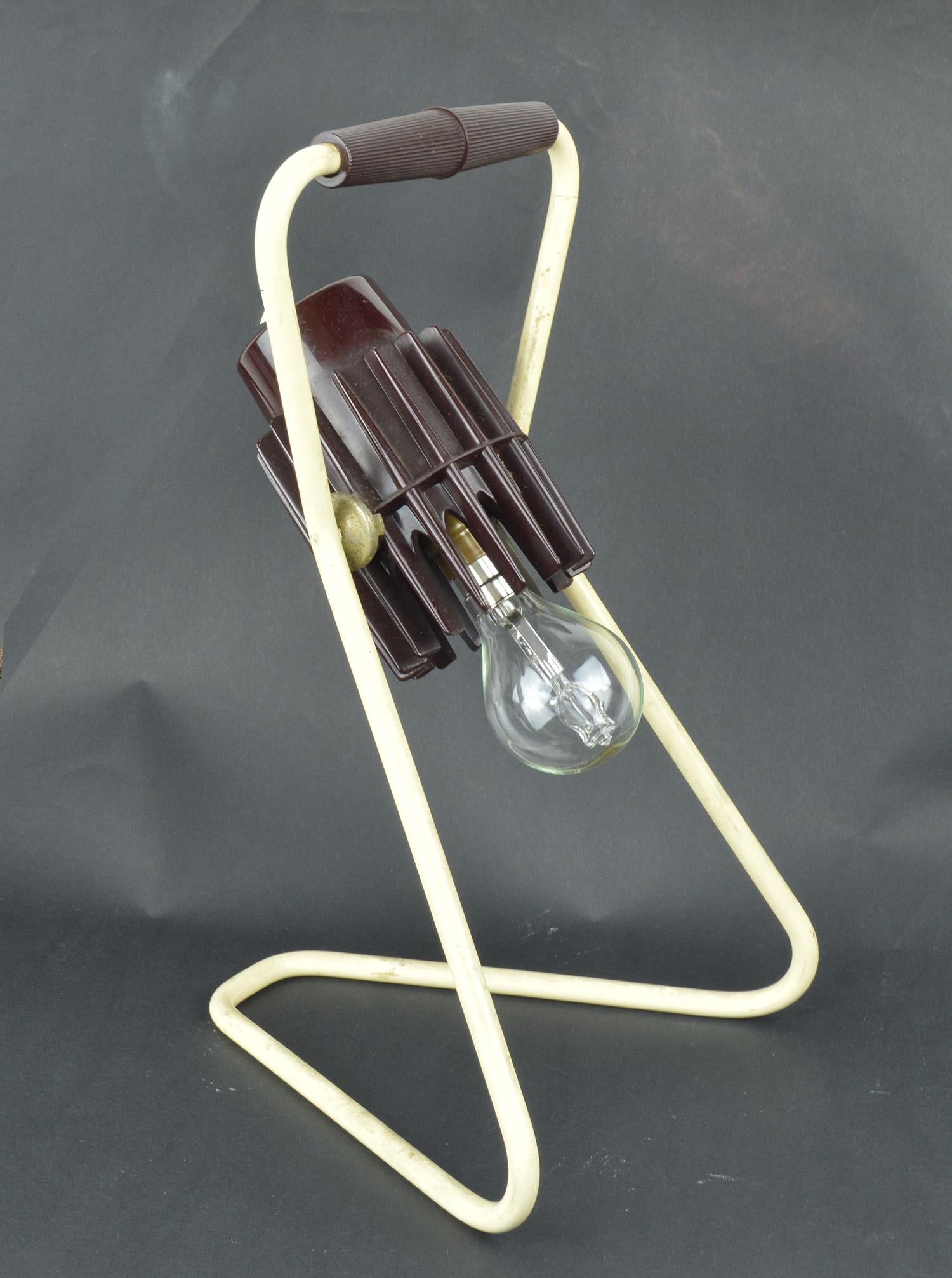 Amazing design desk lamp. Makers mark of Philips, Belgium.

Painted metal and bakelite.

The bakelite bulb holder is adjustable.

Re-wired to UK standards.

 