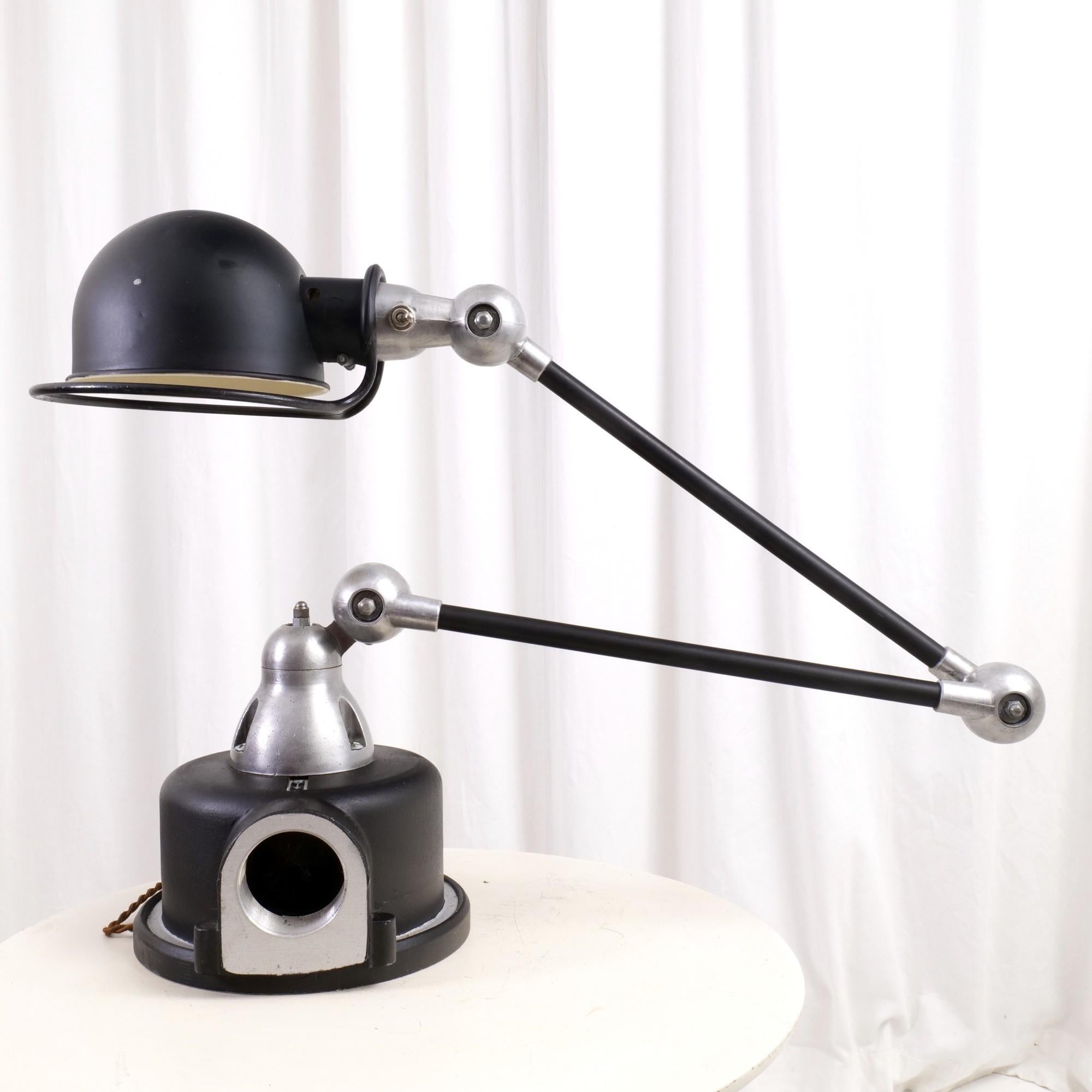 Original Jielde lamp from France with slight signs of use due to age.
French industrial lamp with two rods and three joints and nostalgic metal toggle switch. 

Original 1970's Jielde - Made in France.

Dimensions:
105 cm height
15 cm width.