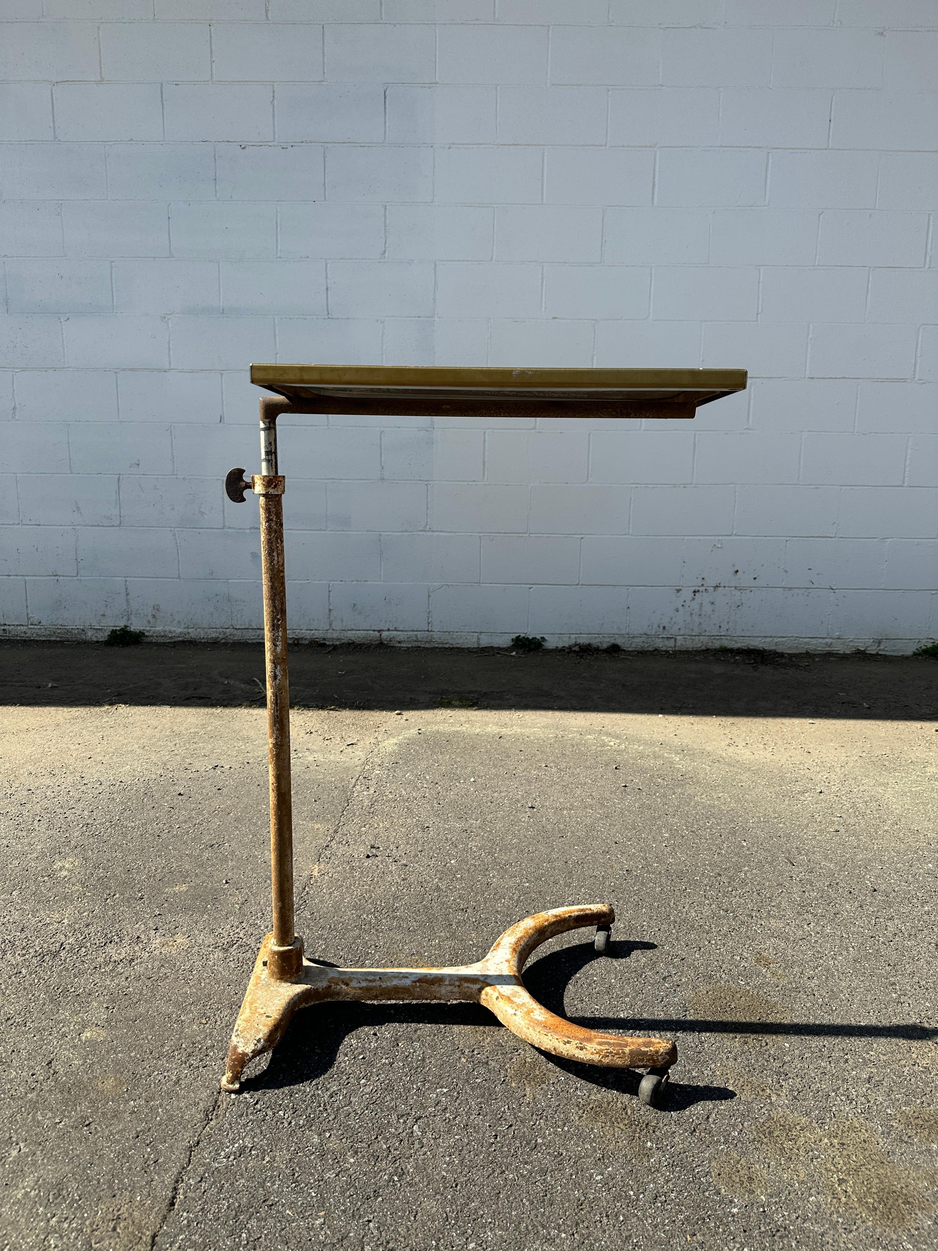 Vintage Industriemessing  paw footed adjustable rolling portable end/side table.
Der Sockel ist aus Gusseisen gefertigt und weist eine schöne Vintage-Patina auf.
