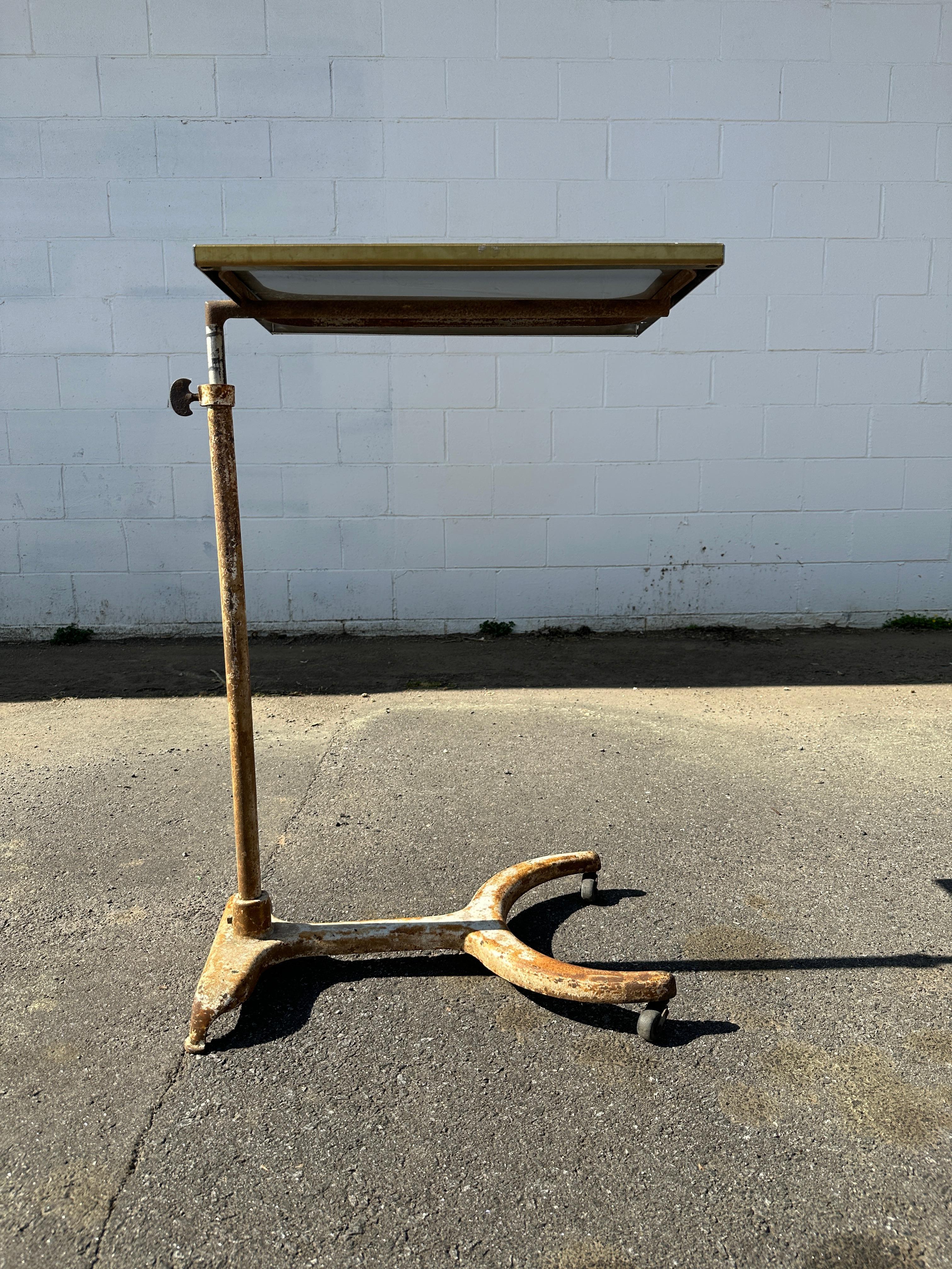 Vintage Industrial verstellbarer Beistelltisch. CIRCA 1920er Jahre (Tschechisch) im Angebot