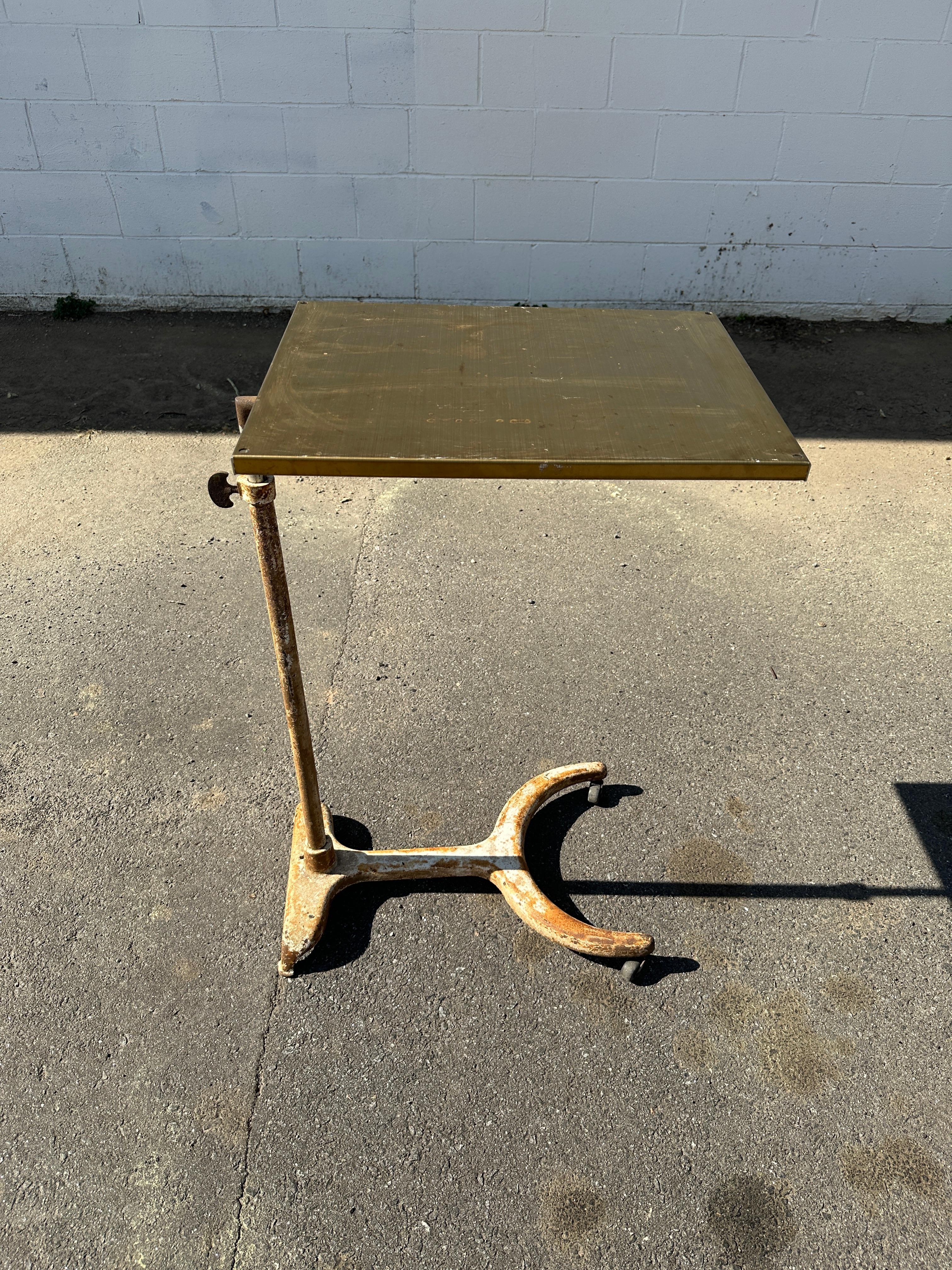 Vintage Industrial verstellbarer Beistelltisch. CIRCA 1920er Jahre im Zustand „Relativ gut“ im Angebot in Asheville, NC