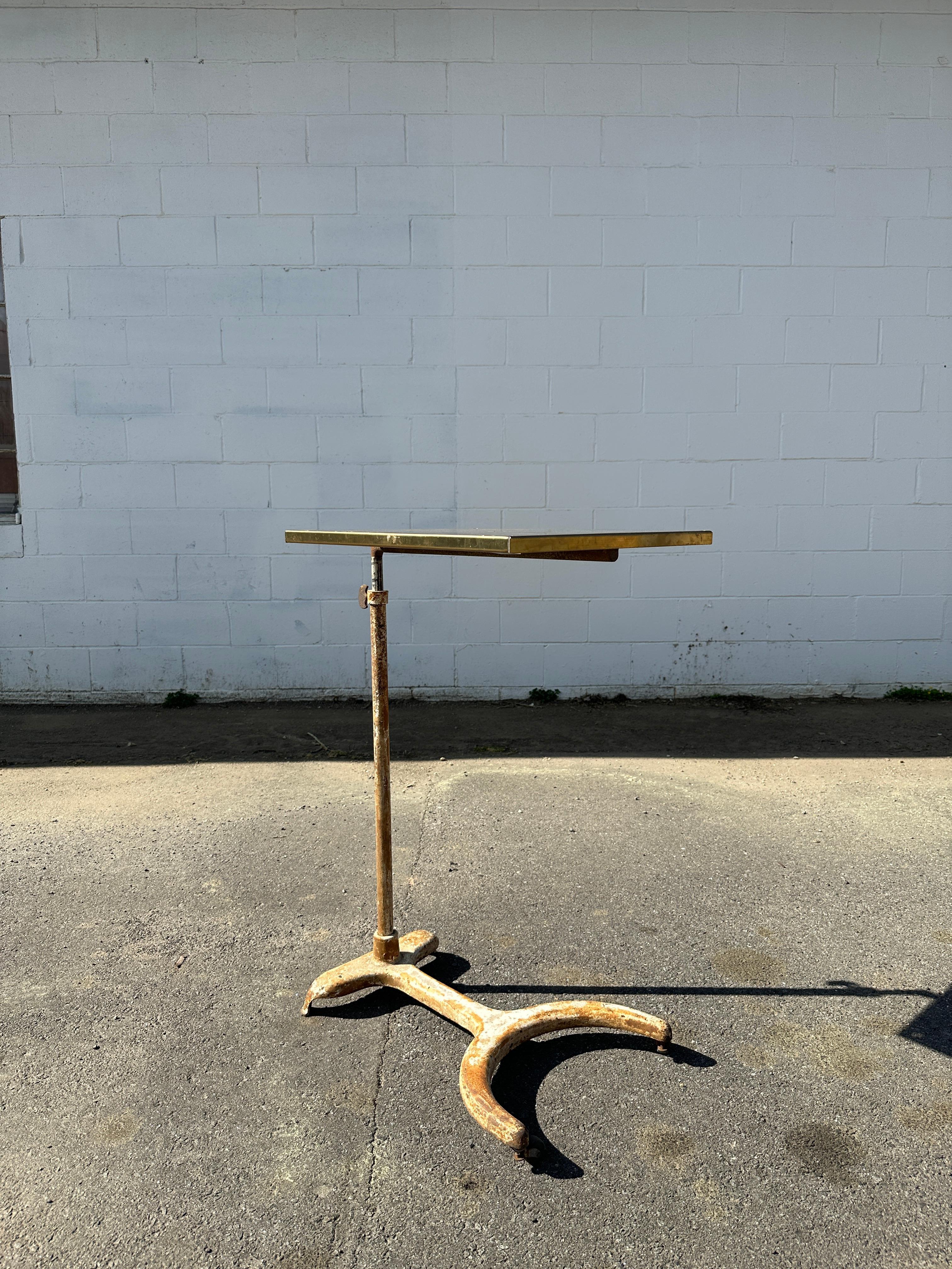 Vintage Industrial verstellbarer Beistelltisch. CIRCA 1920er Jahre (Frühes 20. Jahrhundert) im Angebot