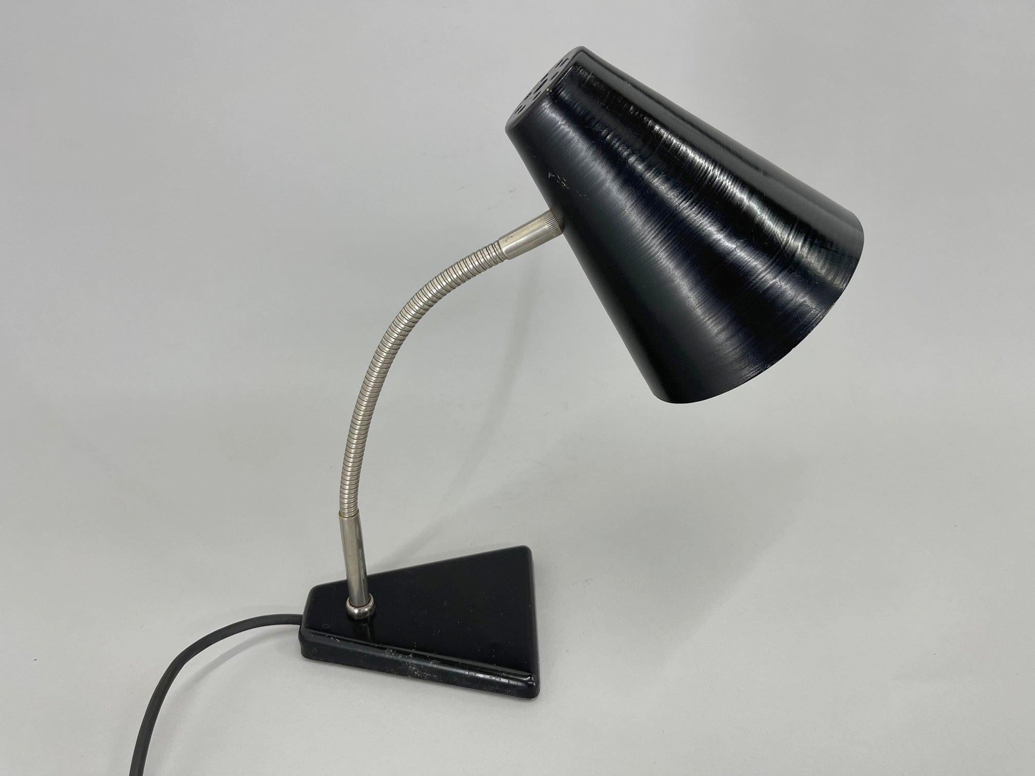 Vintage adjustable industrial metal table lamp. It was colour sprayed by previous owner. Bulb: 1 x E25-E27.