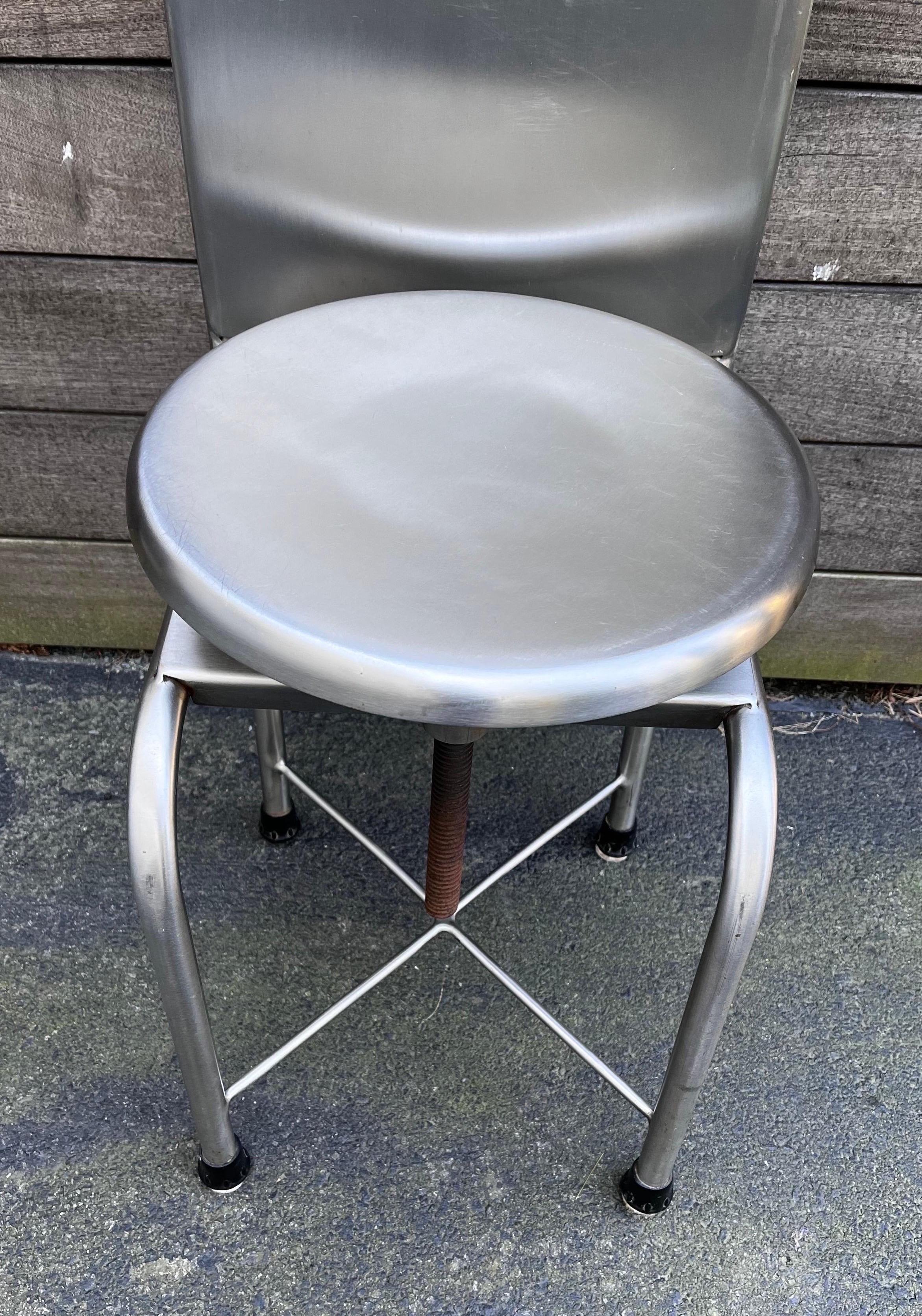 Vintage Industriezeitalter hohe Rückenlehne schwenkbaren medizinischen Stuhl (Edelstahl) im Angebot
