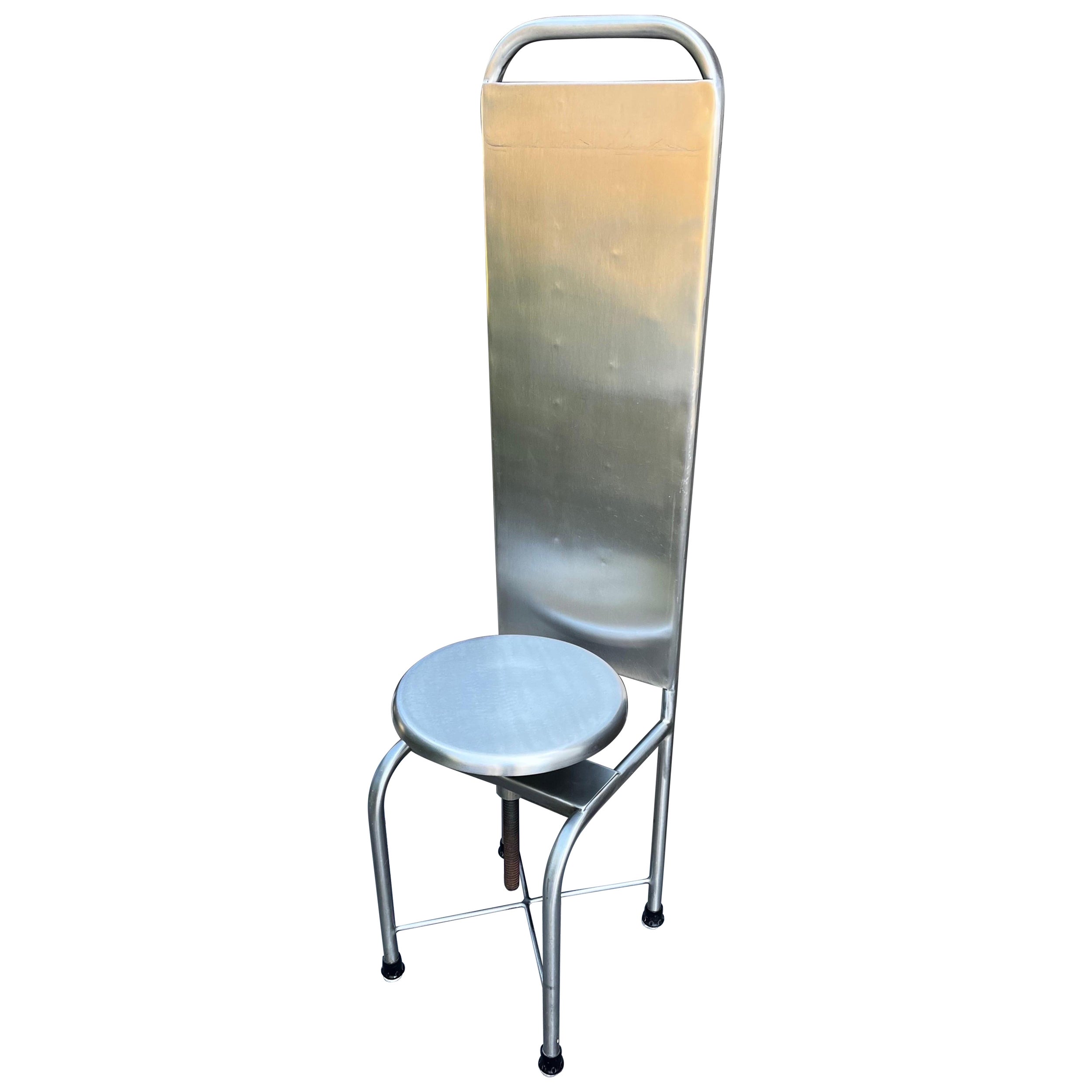 Chaise médicale vintage à haut dossier pivotant de l'ère industrielle