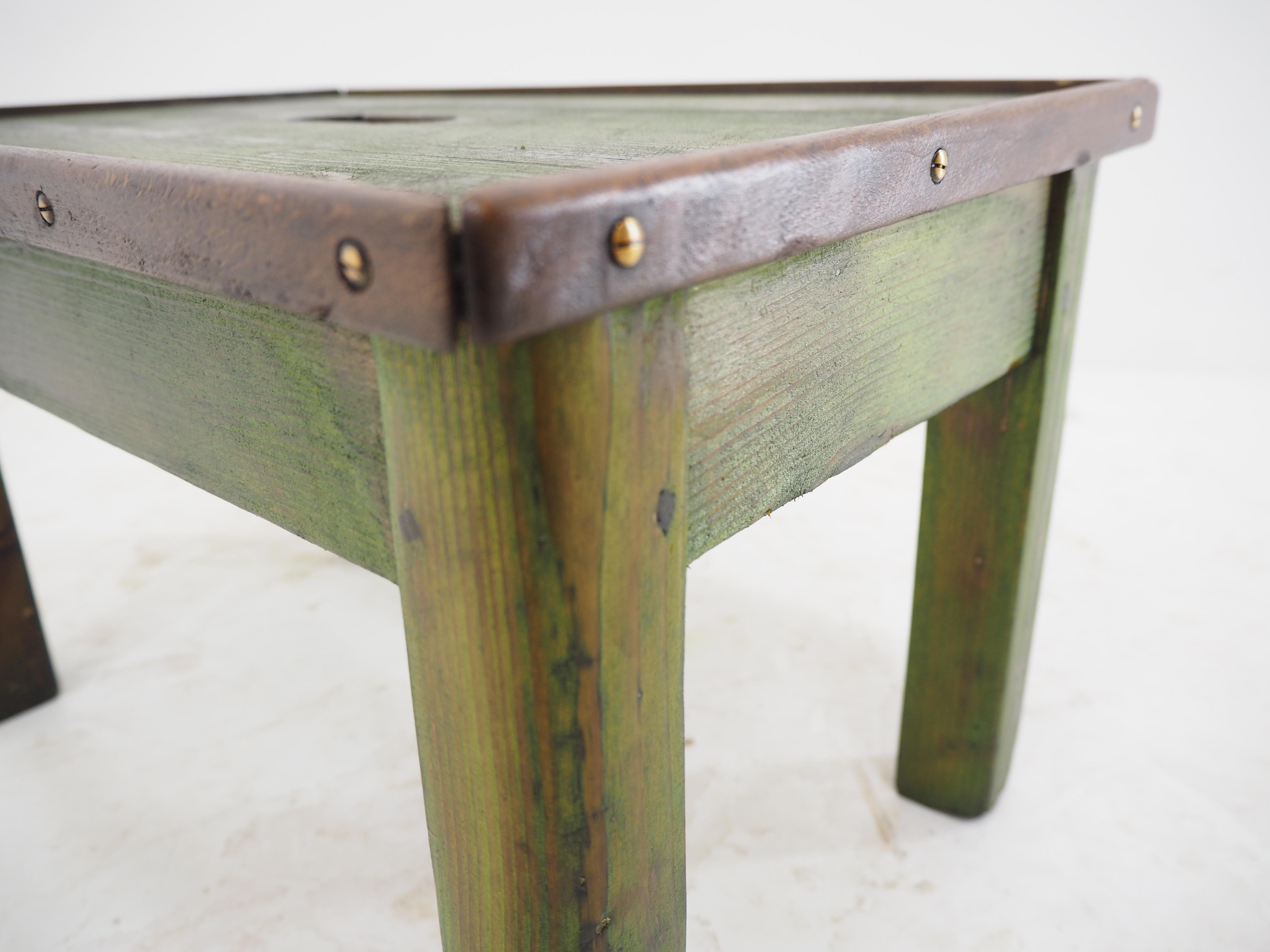 Tabouret industriel vintage en bois massif, années 1950 en vente 1