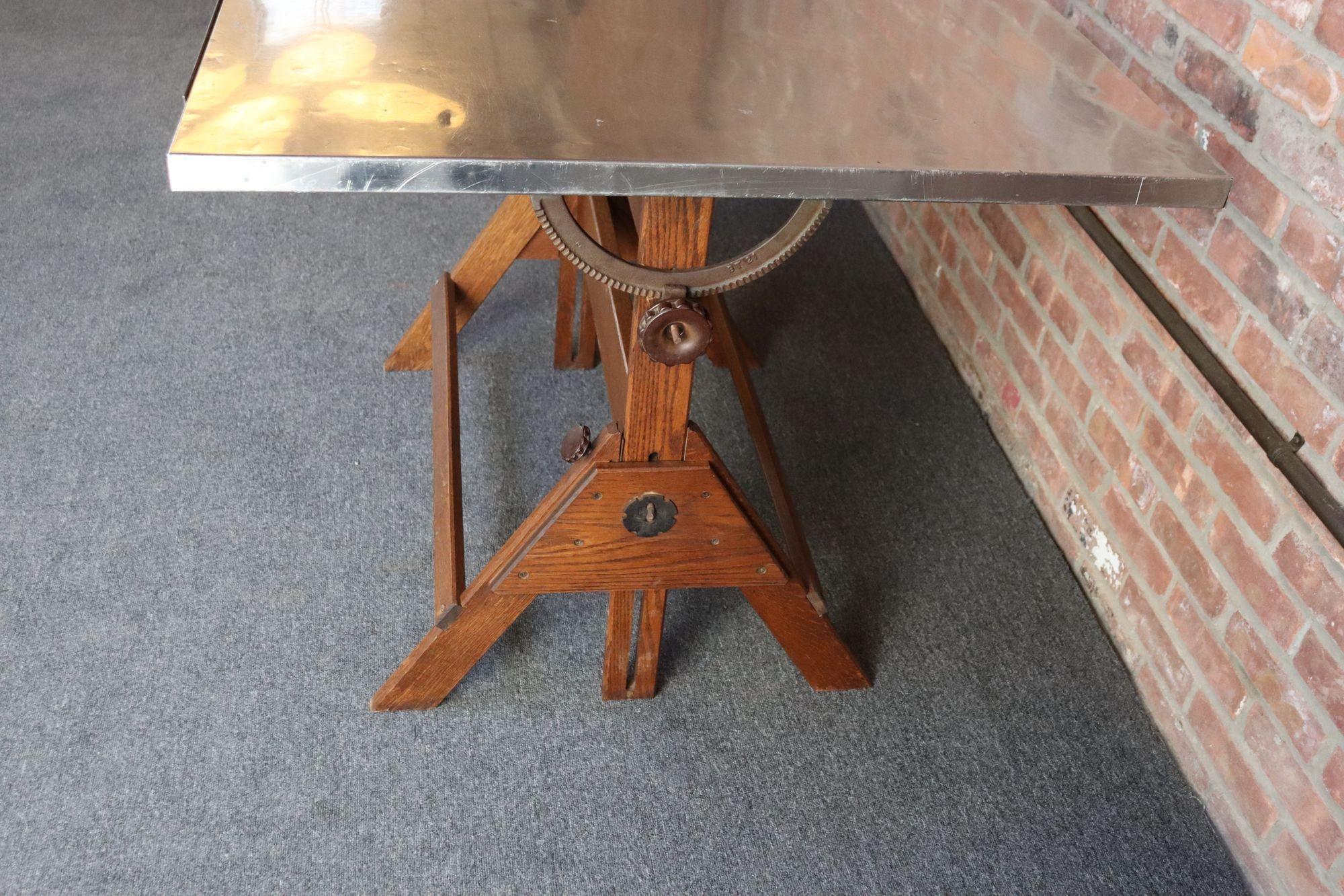 Table de fabrication industrielle Anco Bilt en fonte et chêne avec surface en acier en vente 2