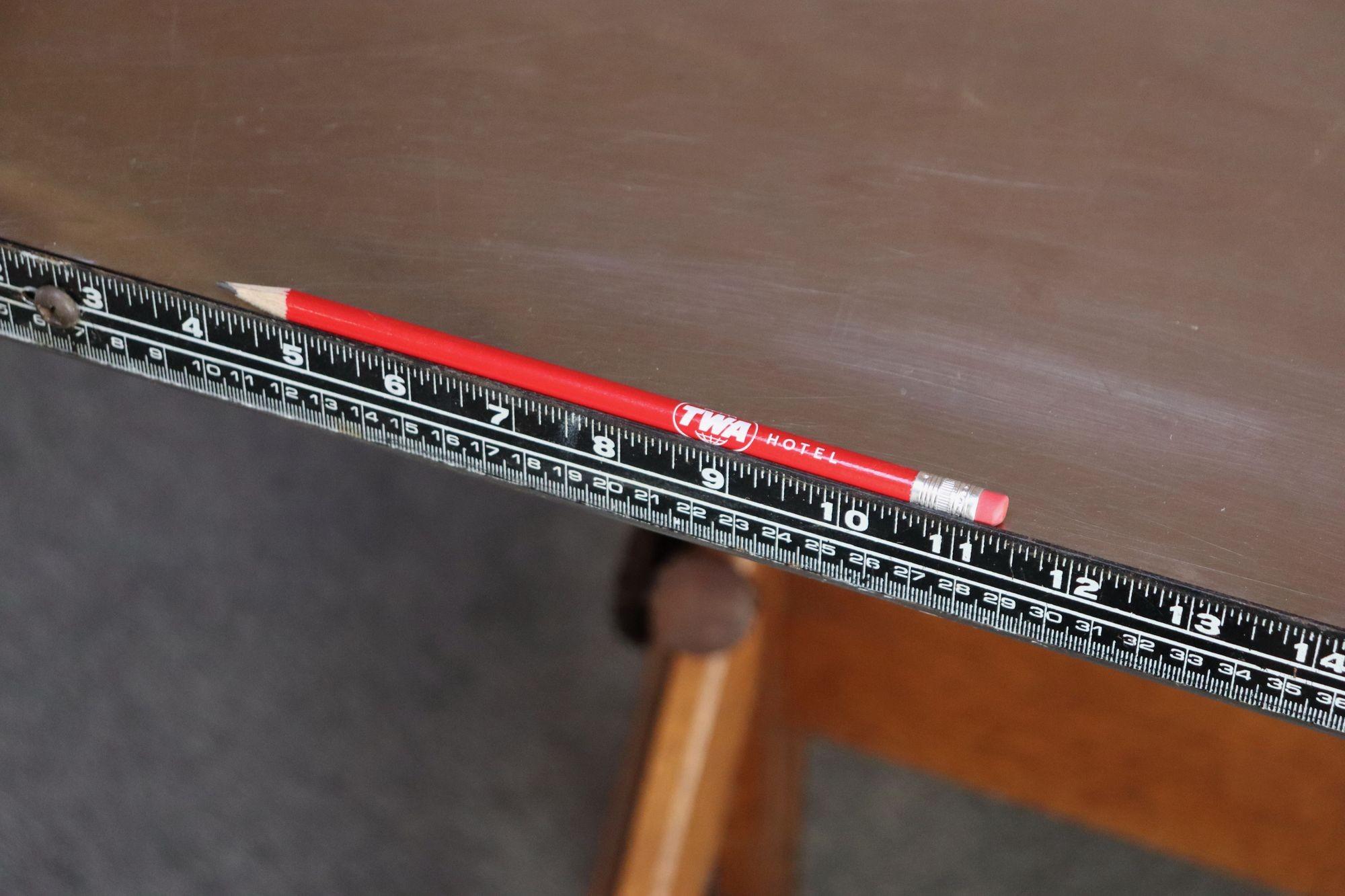 Table de fabrication industrielle Anco Bilt en fonte et chêne avec surface en acier en vente 3