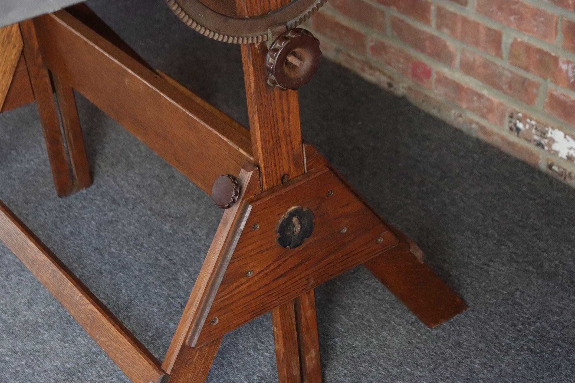 Table de fabrication industrielle Anco Bilt en fonte et chêne avec surface en acier en vente 4