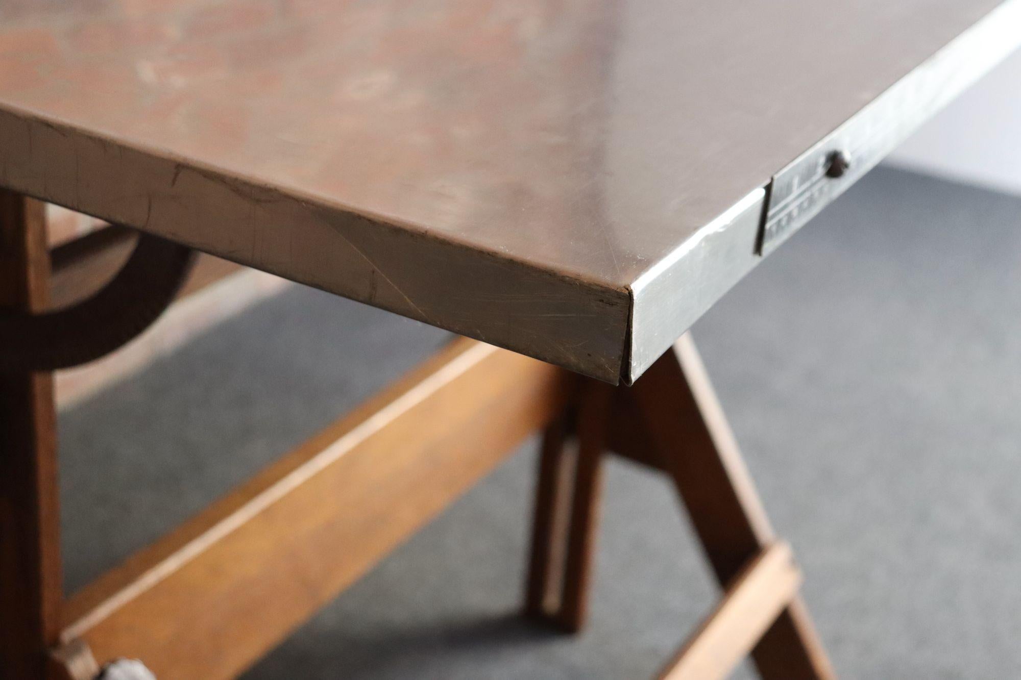 Table de fabrication industrielle Anco Bilt en fonte et chêne avec surface en acier en vente 6