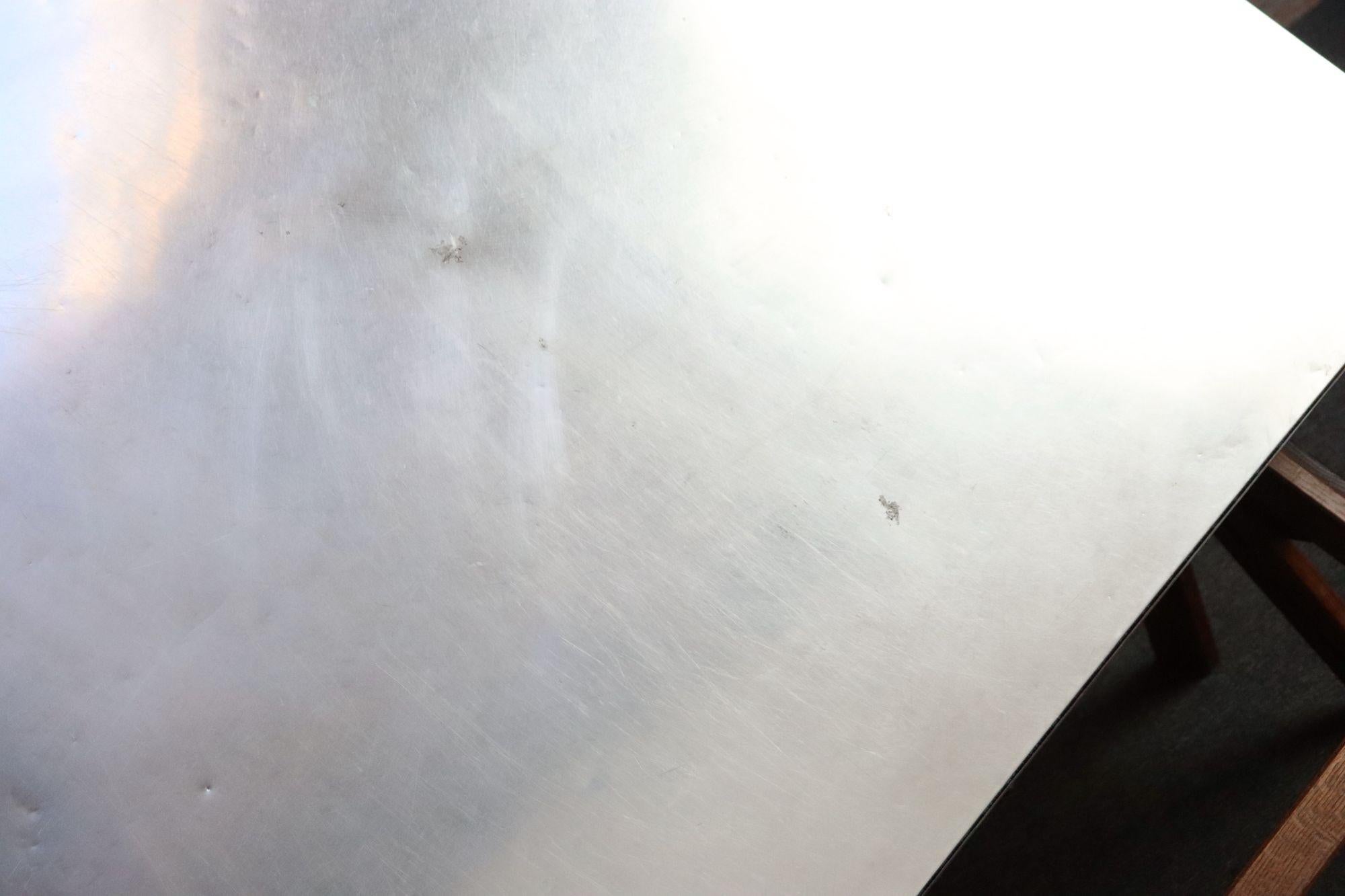 Table de fabrication industrielle Anco Bilt en fonte et chêne avec surface en acier en vente 9