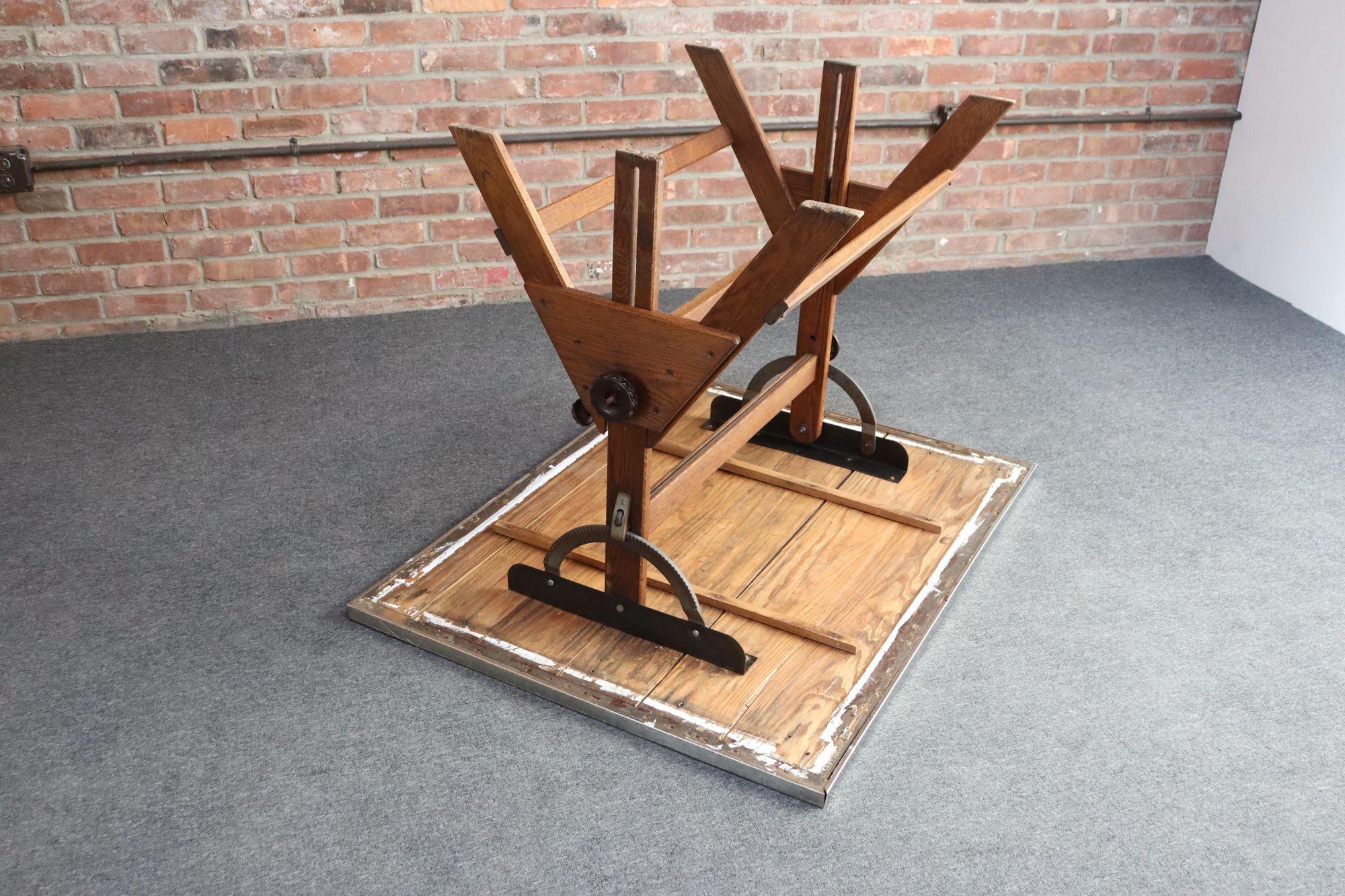 Table de fabrication industrielle Anco Bilt en fonte et chêne avec surface en acier en vente 1