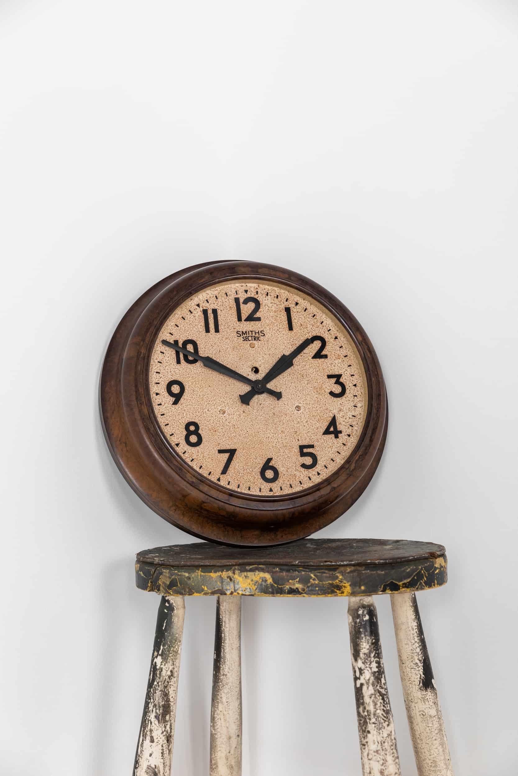 Hervorragendes Beispiel für eine industrielle Wanduhr von Smiths English Clock Systems. um 1940

Eine völlig originale Smiths-Uhr mit einem verwitterten Zifferblatt in einer schönen marmorierten Bakelit-Einfassung. Smith Sectric Branding ins