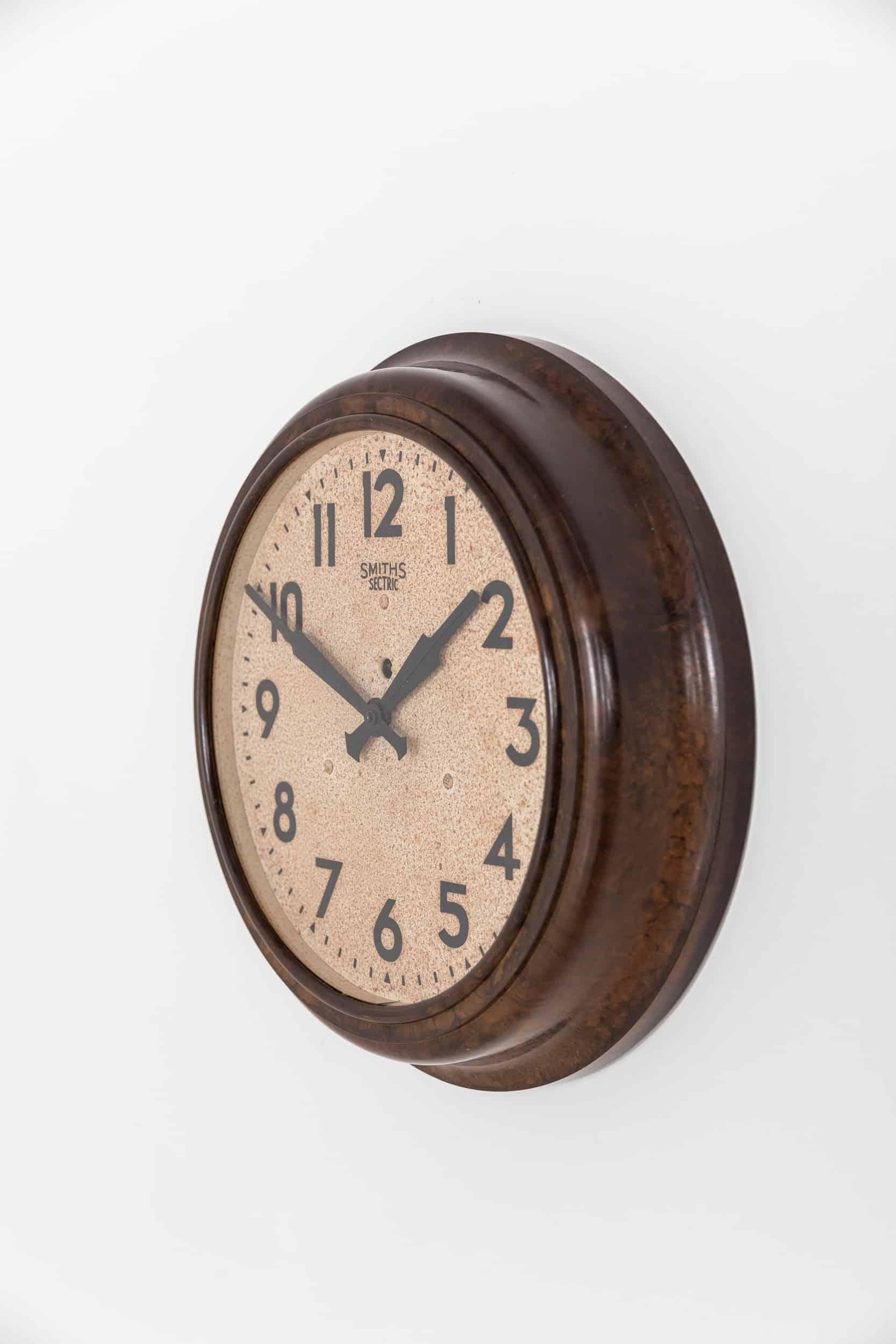 Pressé Horloge murale électrique secrète Smiths Art Déco industrielle vintage en bakélite, vers 1940 en vente