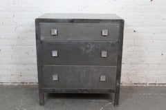 Comò industriale d'epoca in stile Art Déco di Norman Bel Geddes per Simmons Furniture