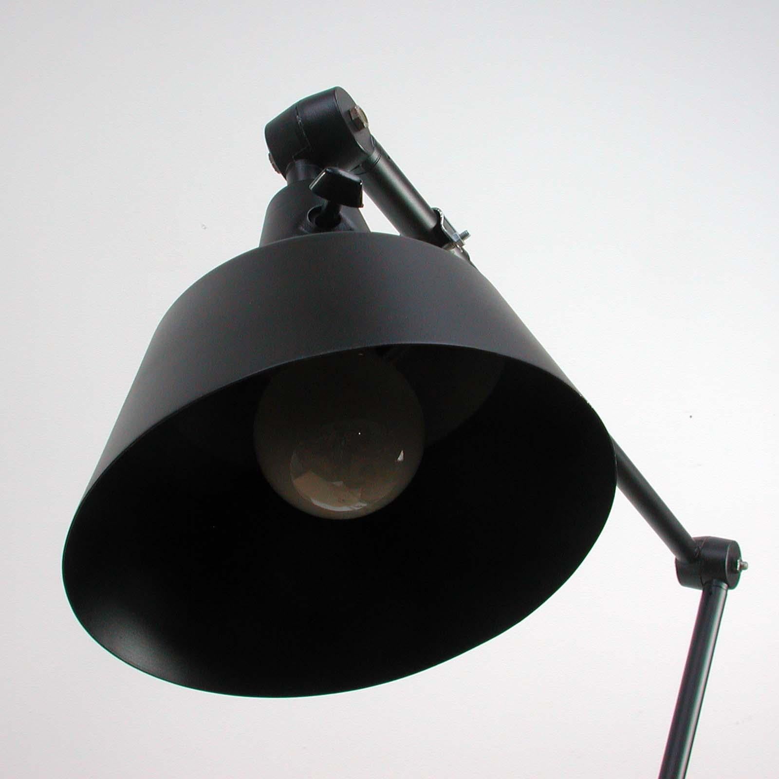 Vintage Industrial Articulated Black Work Lamp by Curt Fischer for Midgard In Good Condition For Sale In Nümbrecht, NRW