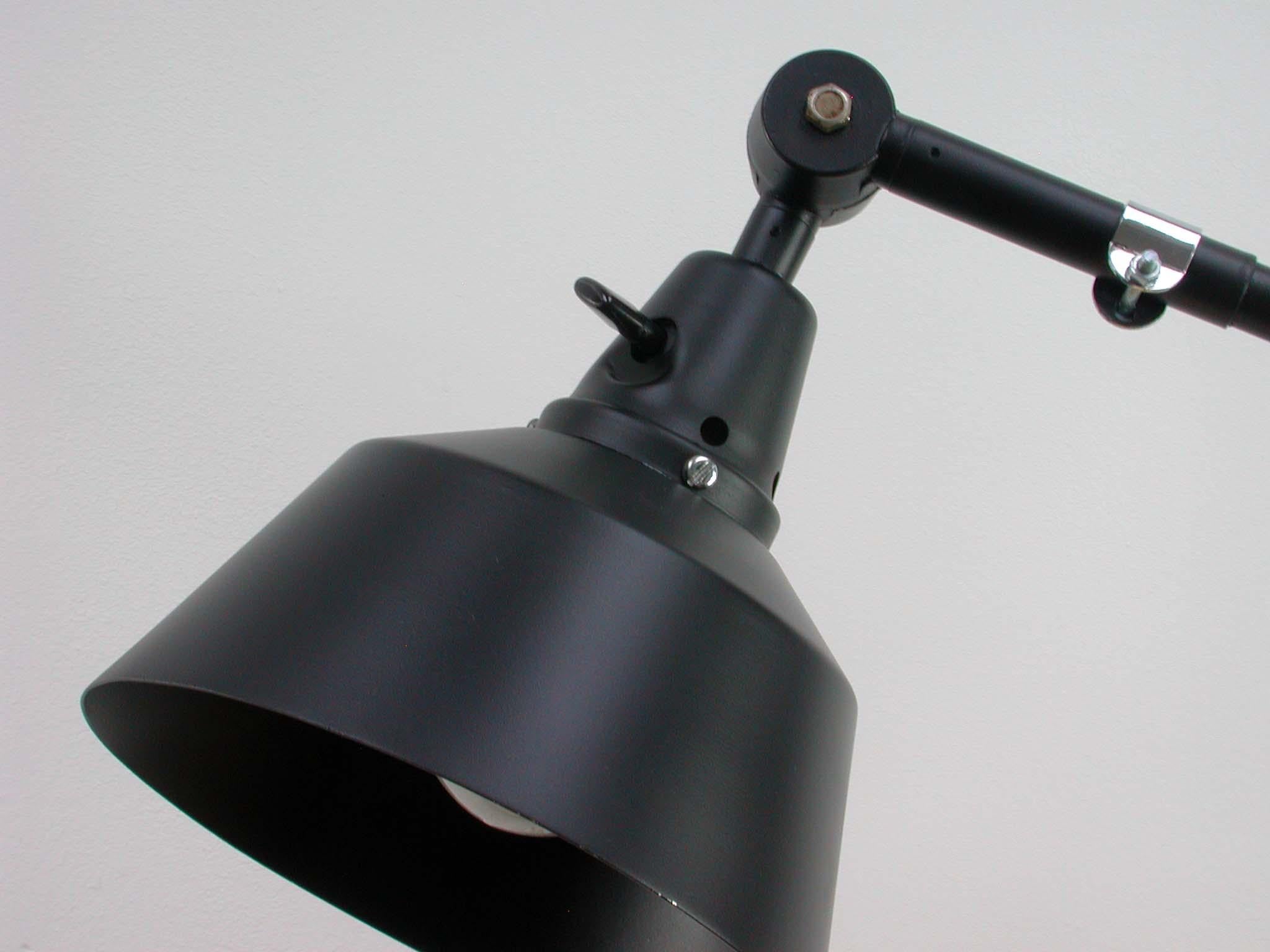 Industrielle schwarze Vintage-Werklampe mit Gelenk von Curt Fischer für Midgard, Vintage (Aluminium) im Angebot