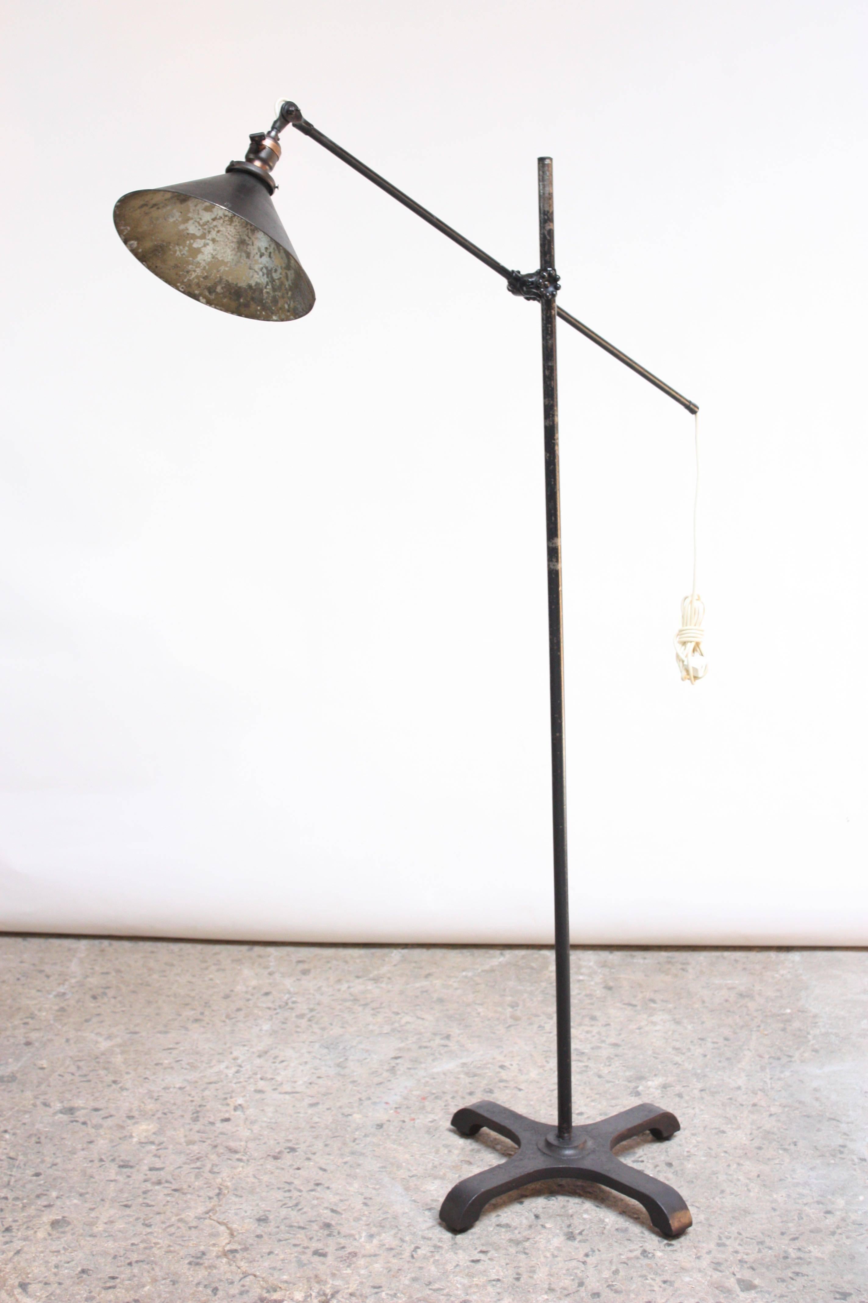 A.C.. Lampadaire Whiting (circa 1930) complet avec toutes les pièces d'origine (bouton de réglage, douille, vis). Composée d'un bras, d'une tige et d'une base en acier avec un abat-jour en étain peint. Le bras et l'abat-jour sont réglables.
État