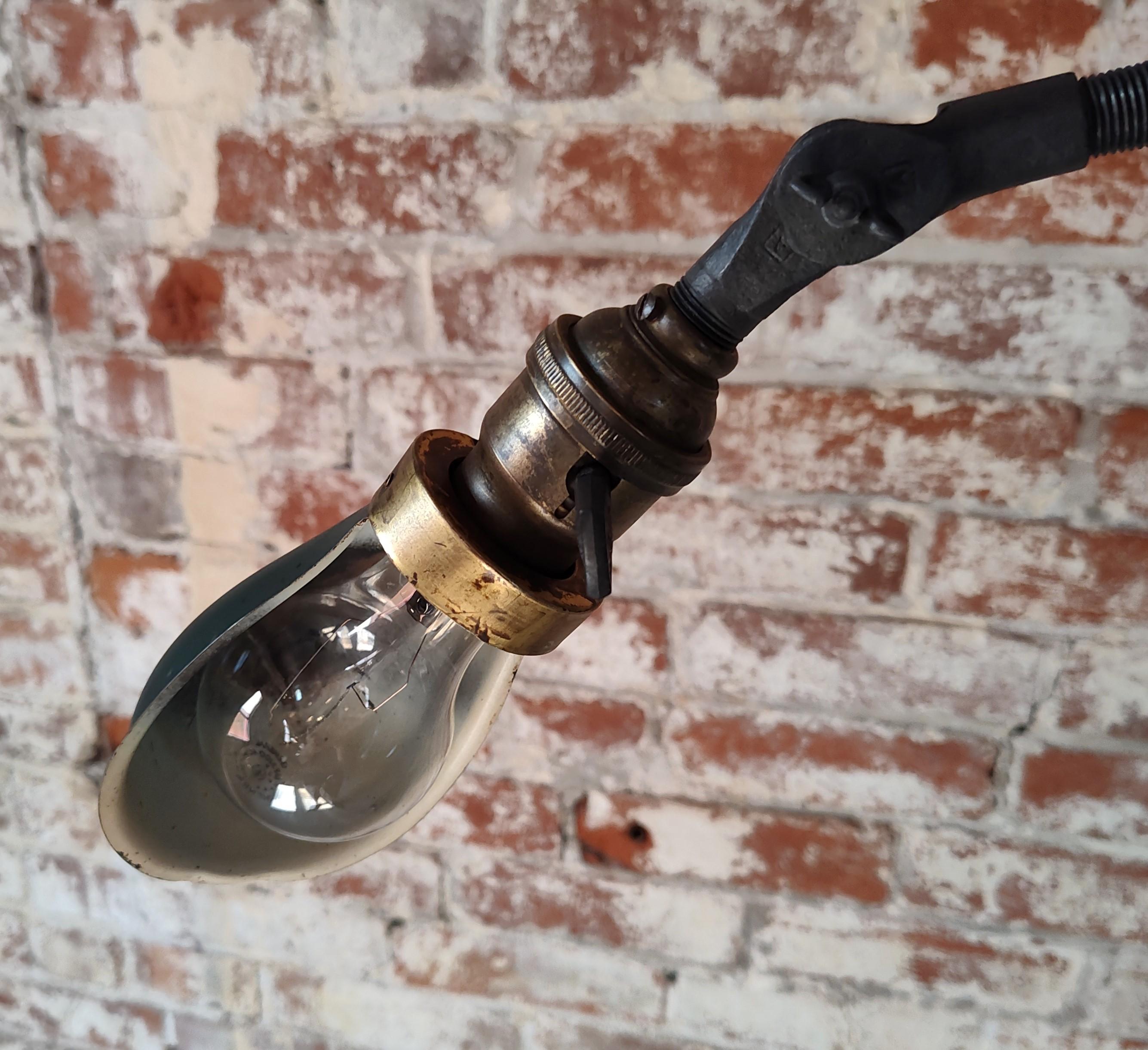 Vintage Industrie Stehlampe mit Gelenk im Angebot 4