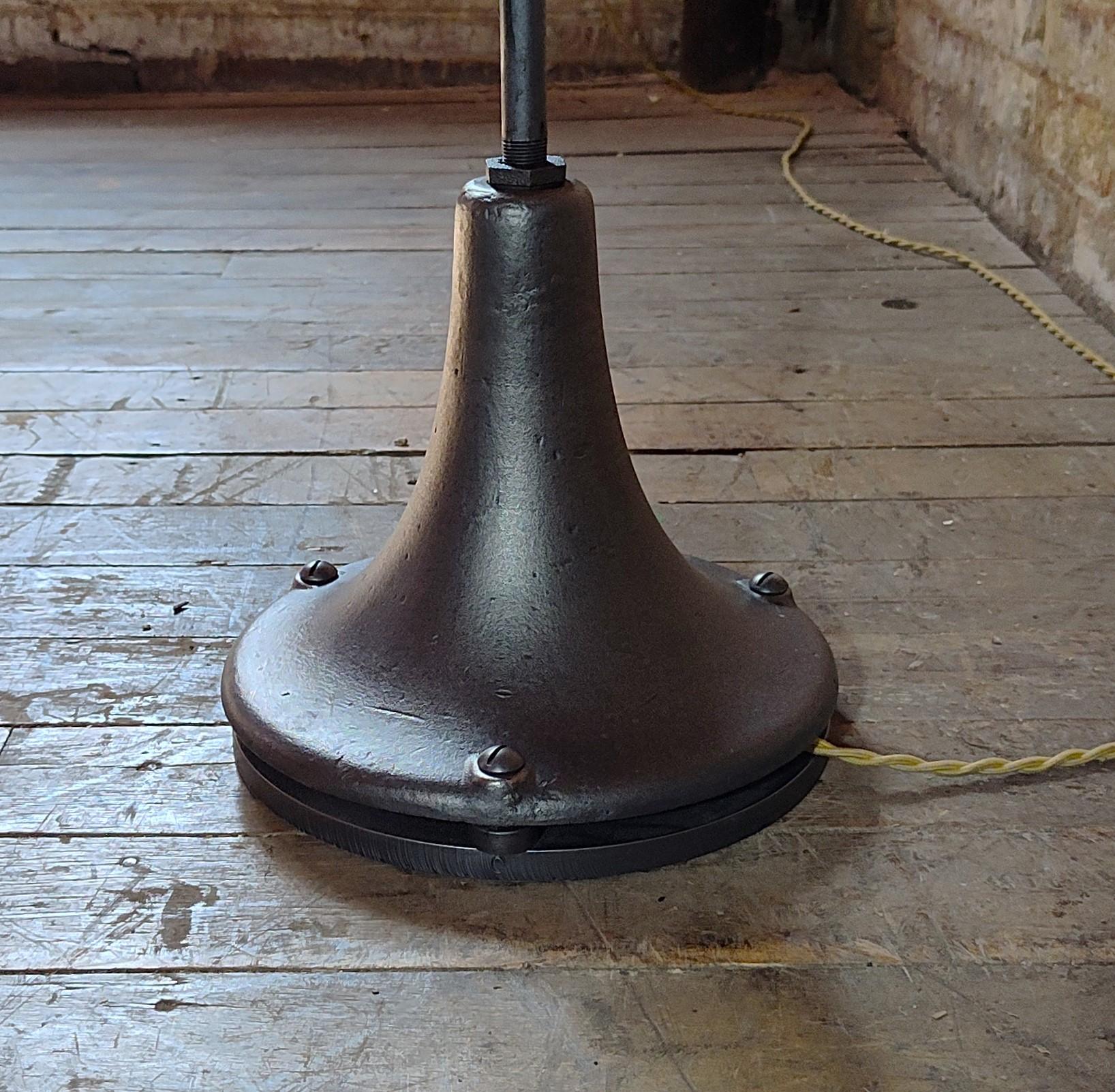 Vintage Industrie Stehlampe mit Gelenk im Angebot 8