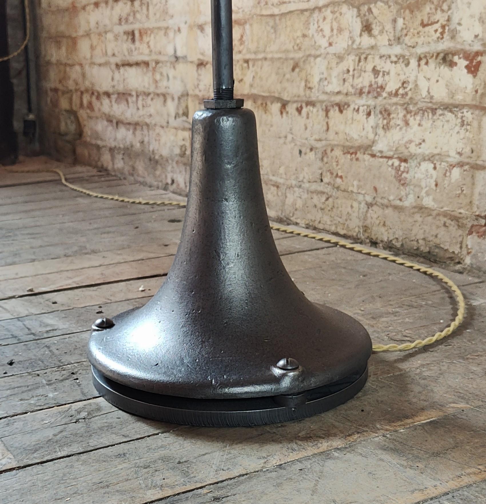 Vintage Industrie Stehlampe mit Gelenk im Angebot 9