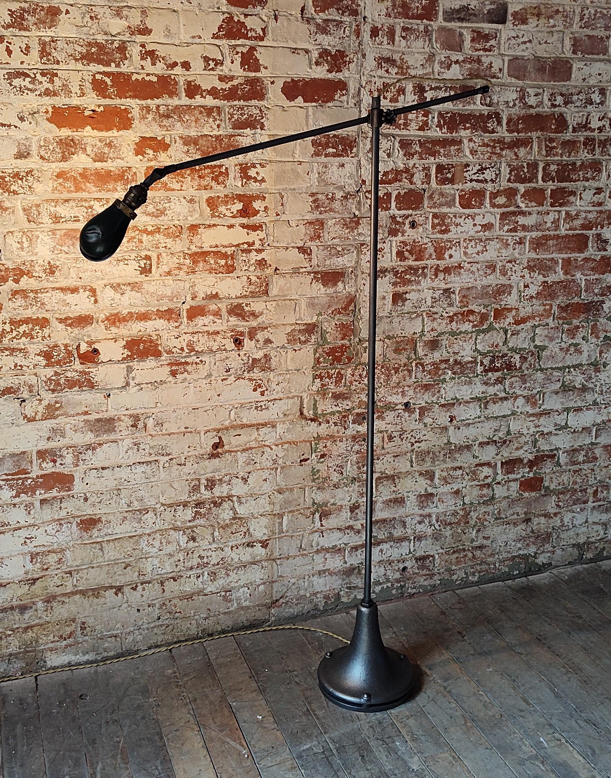 Vintage Industrial Articulating Stehleuchte mit grünem Schirm

Abmessungen der Basis: 10