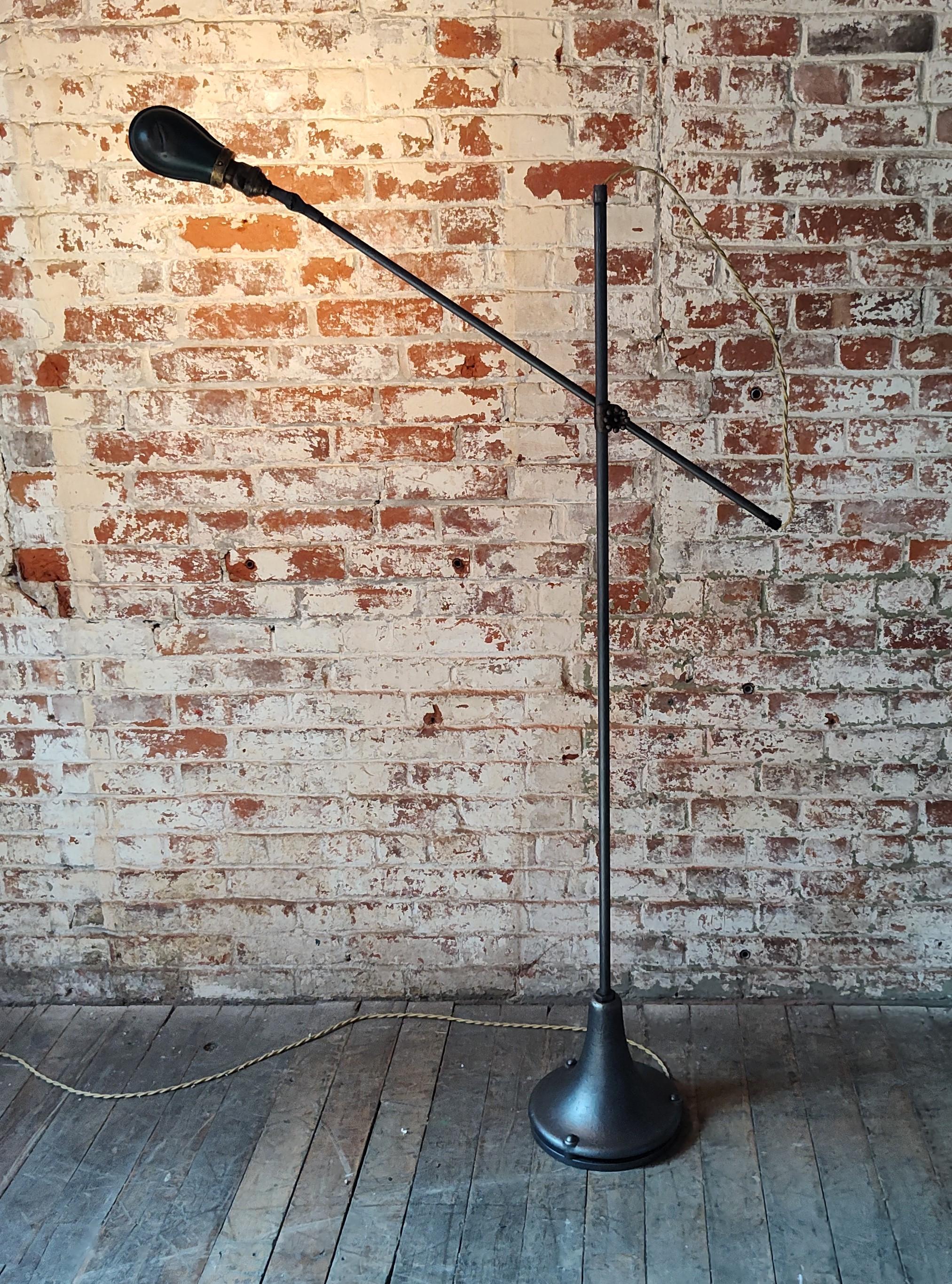 Vintage Industrie Stehlampe mit Gelenk (amerikanisch) im Angebot
