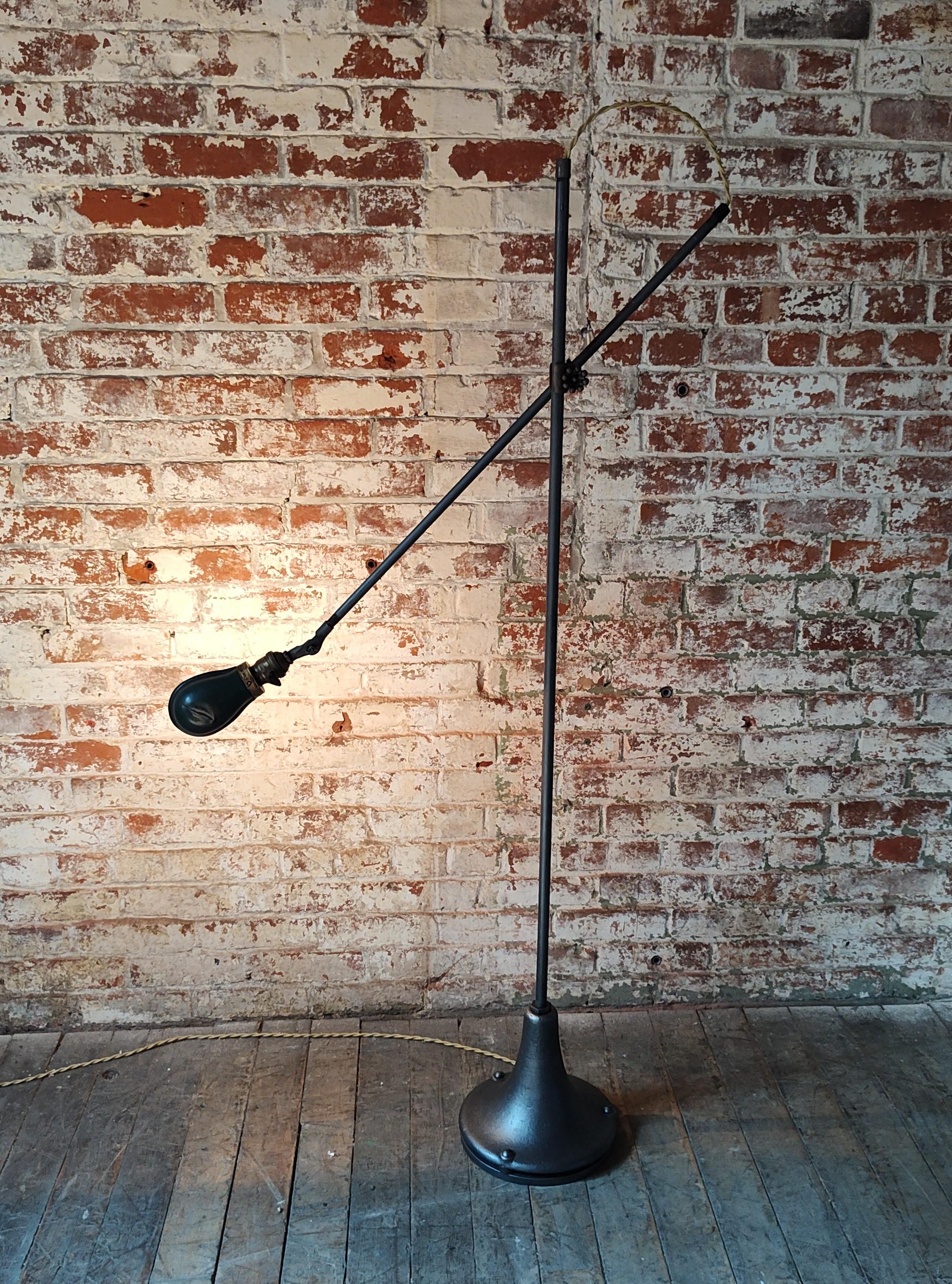 Vintage Industrie Stehlampe mit Gelenk im Zustand „Gut“ im Angebot in Oakville, CT