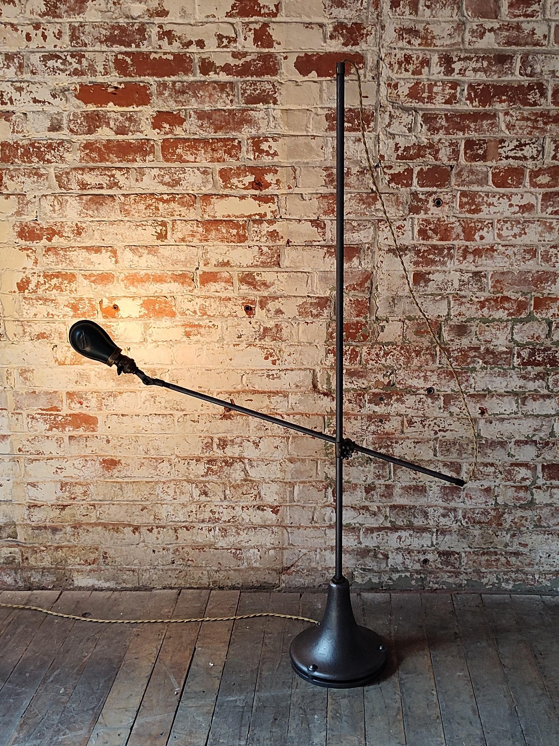 Vintage Industrie Stehlampe mit Gelenk (20. Jahrhundert) im Angebot