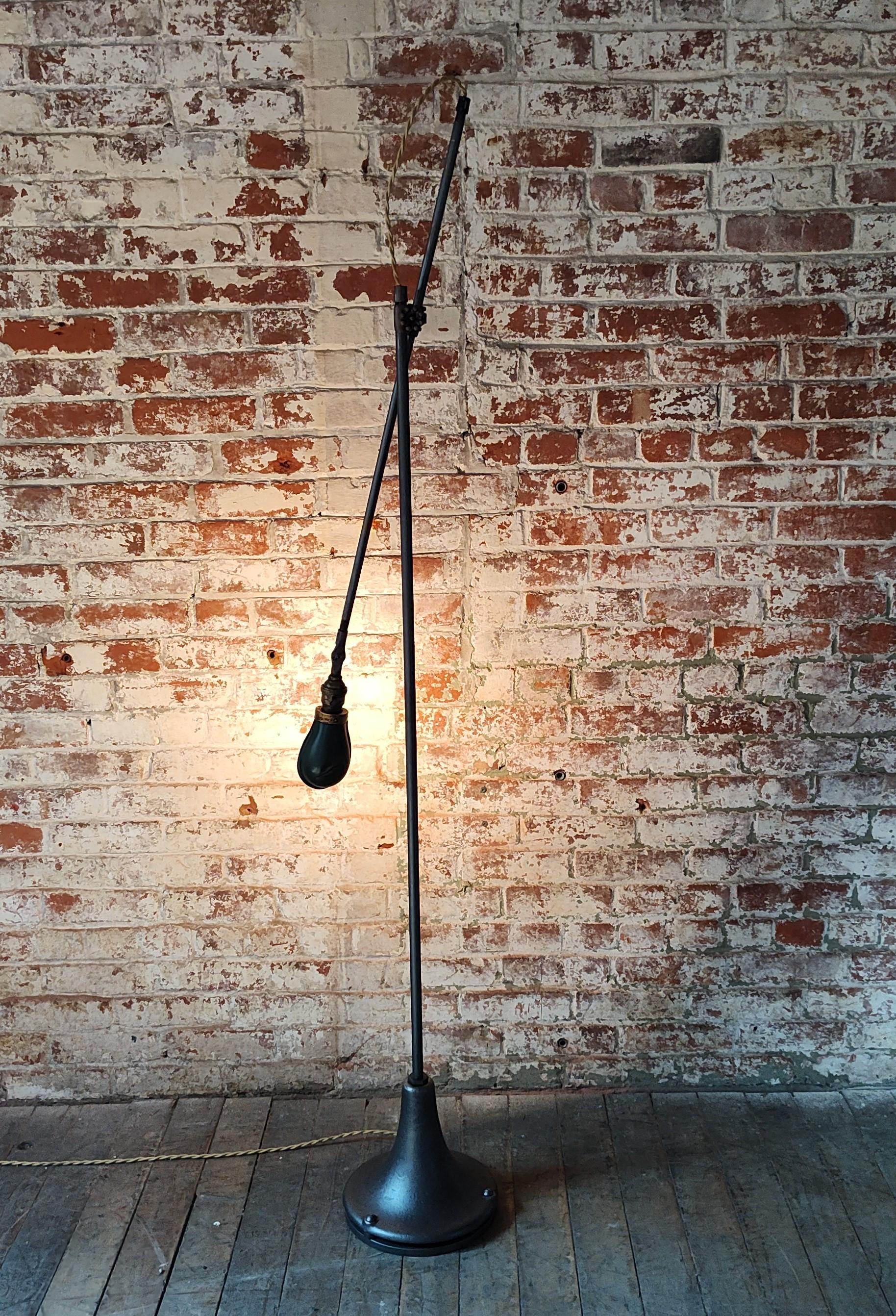 Vintage Industrie Stehlampe mit Gelenk im Angebot 1
