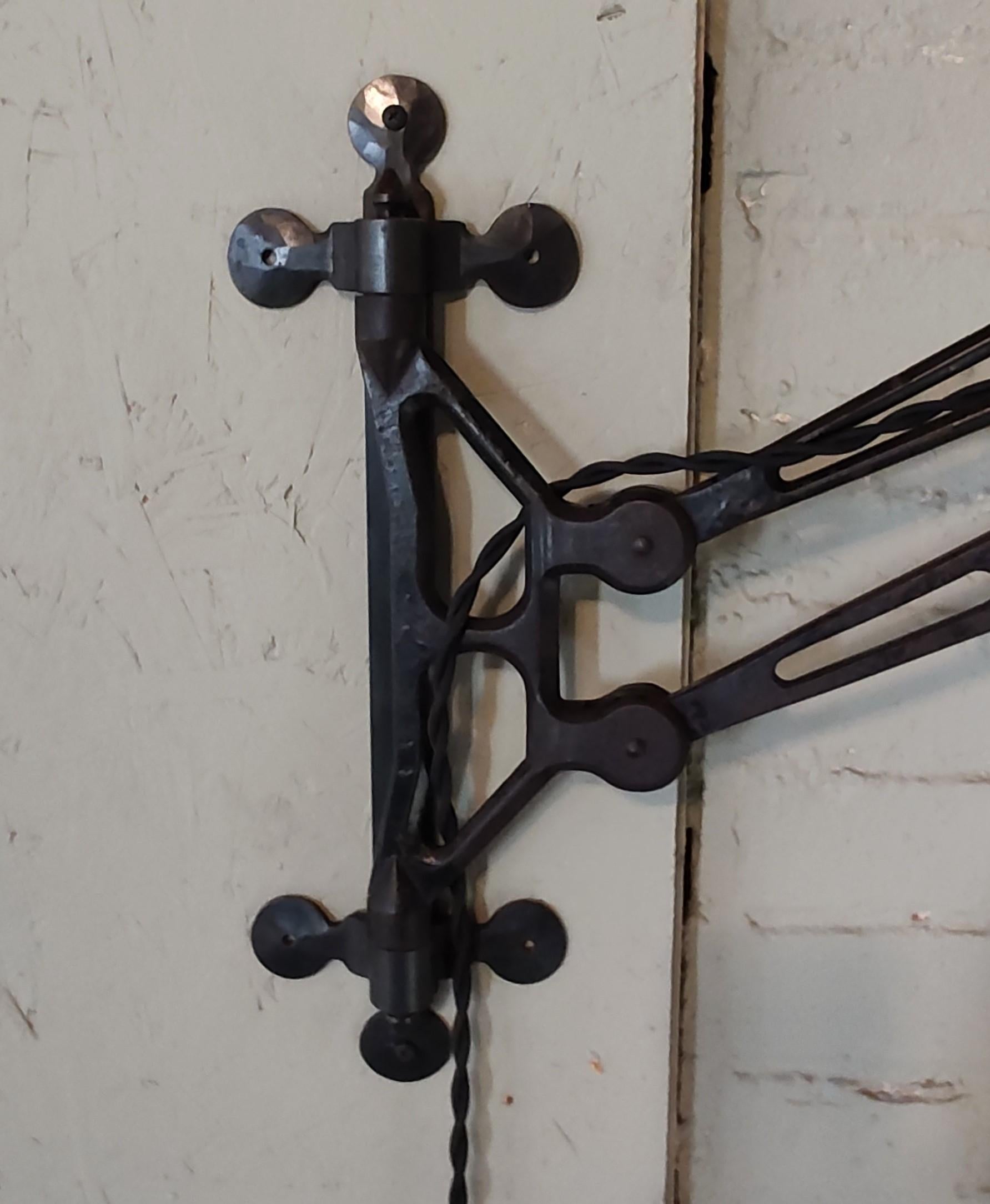 Lampe murale articulée industrielle vintage avec abat-jour en verre mercuré en vente 4
