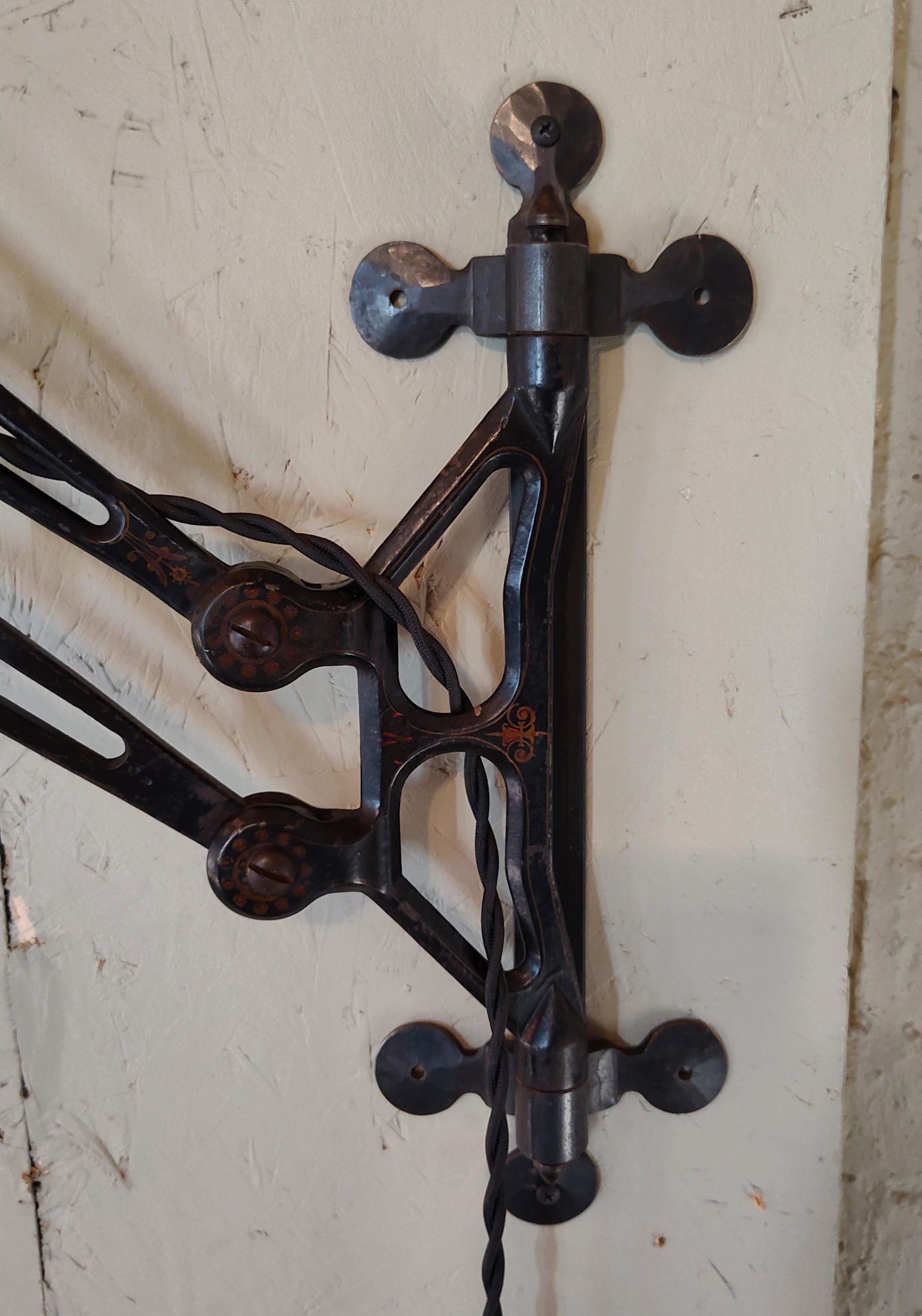 Lampe murale articulée industrielle vintage avec abat-jour en verre mercuré en vente 5