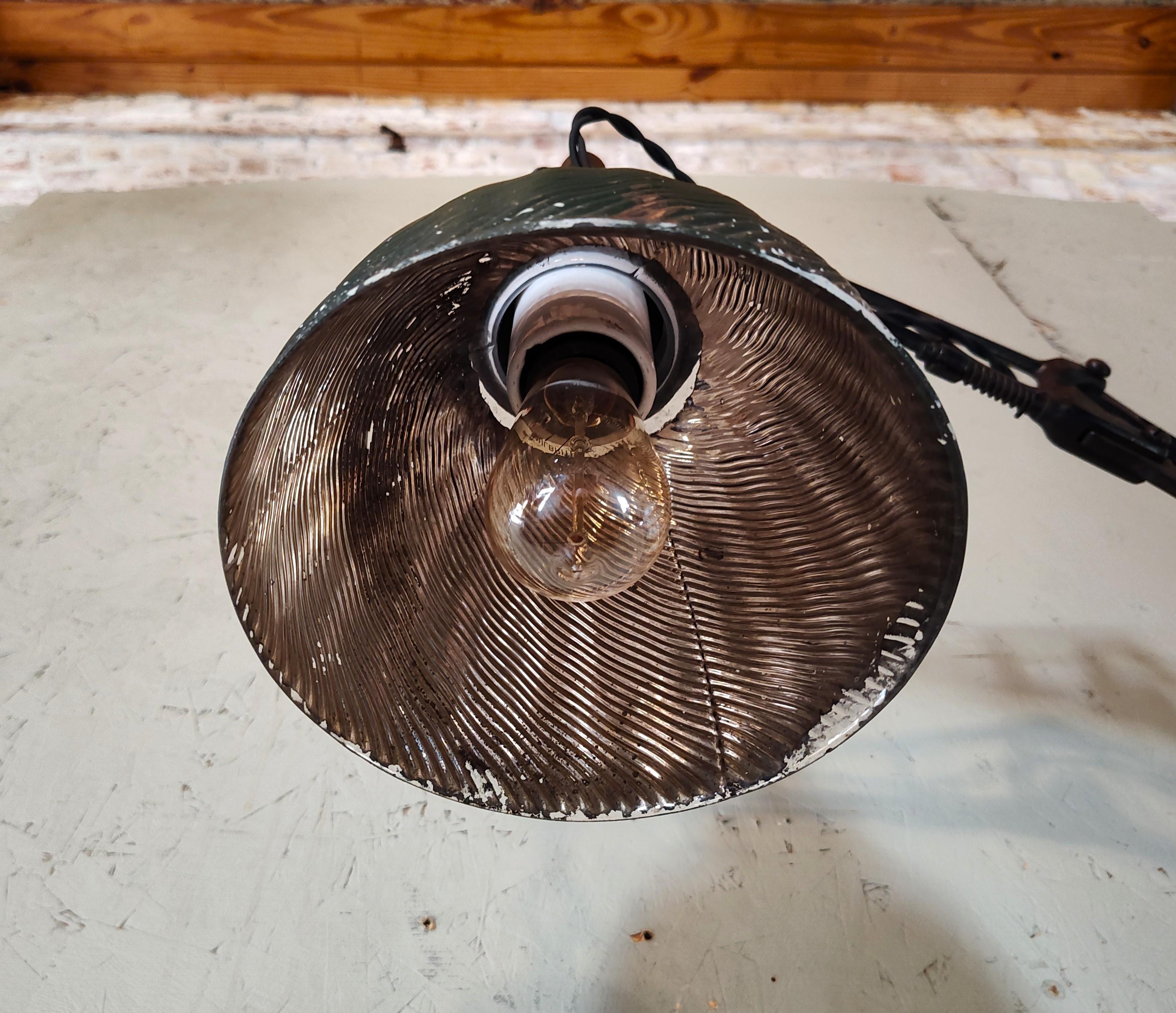 Lampe murale articulée industrielle vintage avec abat-jour en verre mercuré en vente 11