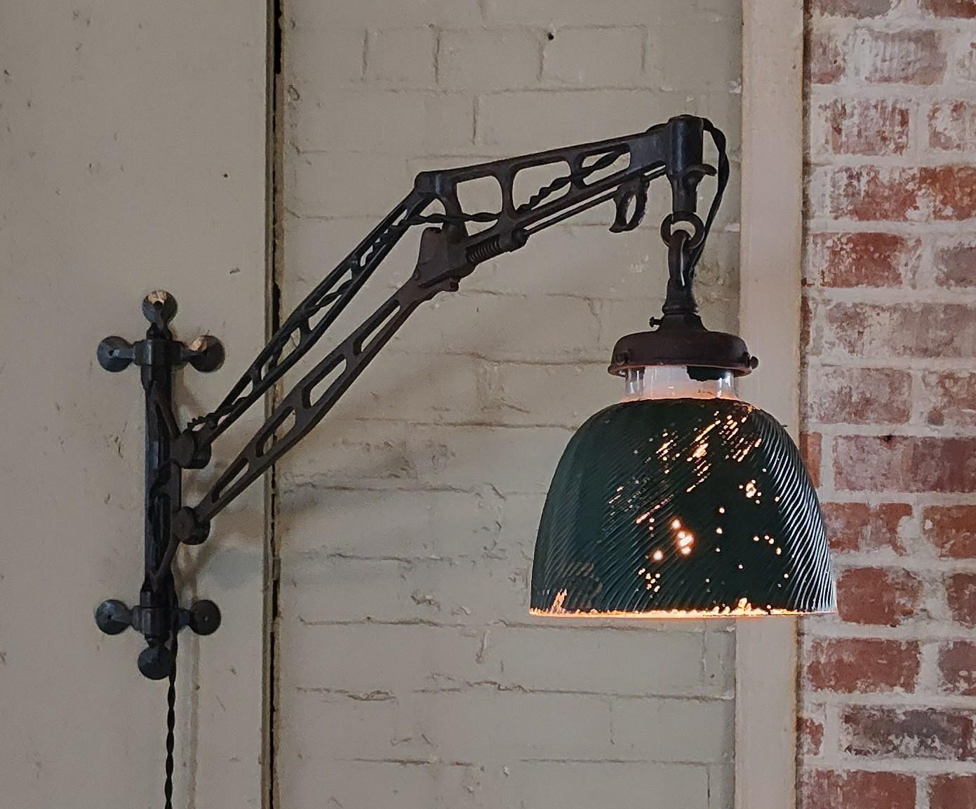 Américain Lampe murale articulée industrielle vintage avec abat-jour en verre mercuré en vente