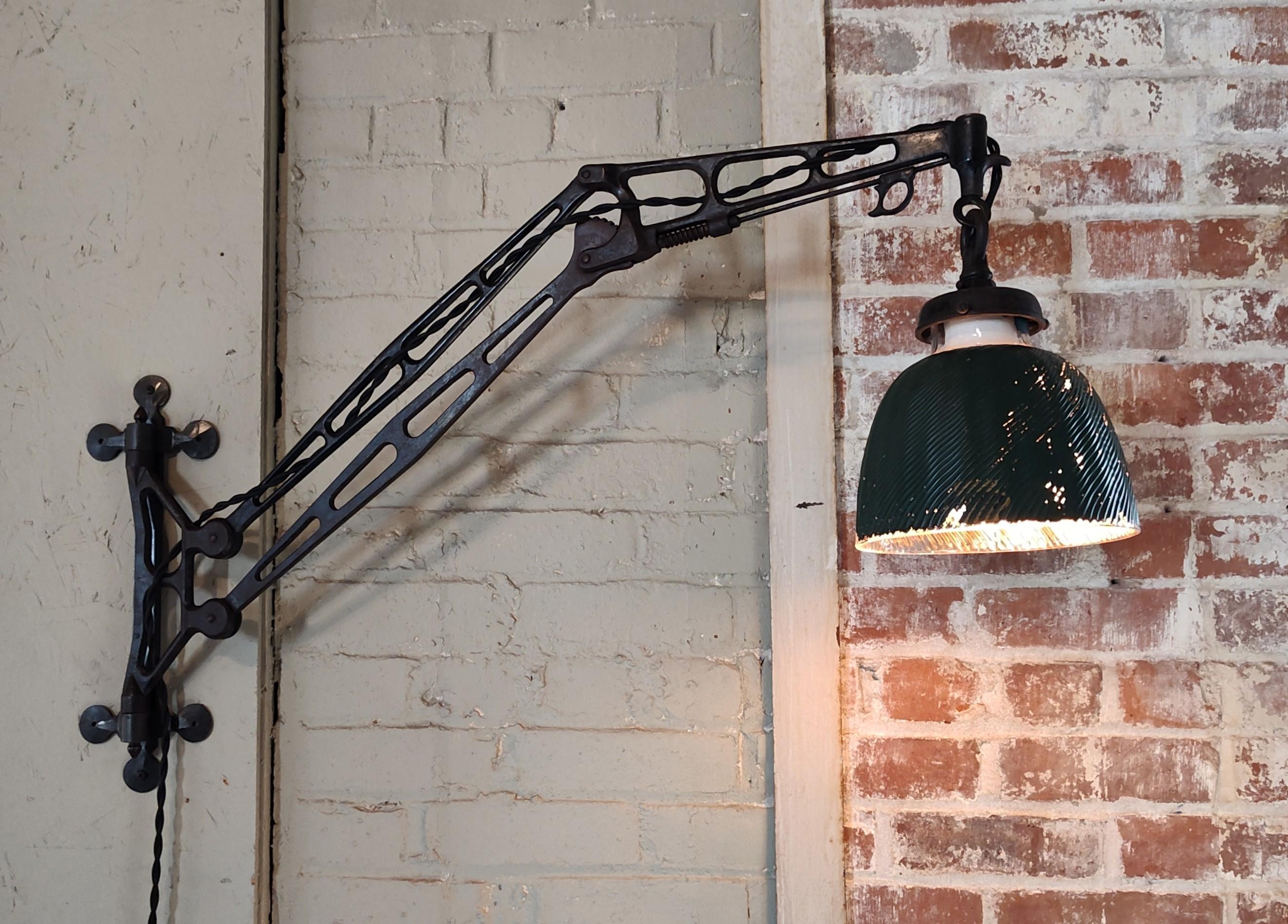Moulage Lampe murale articulée industrielle vintage avec abat-jour en verre mercuré en vente