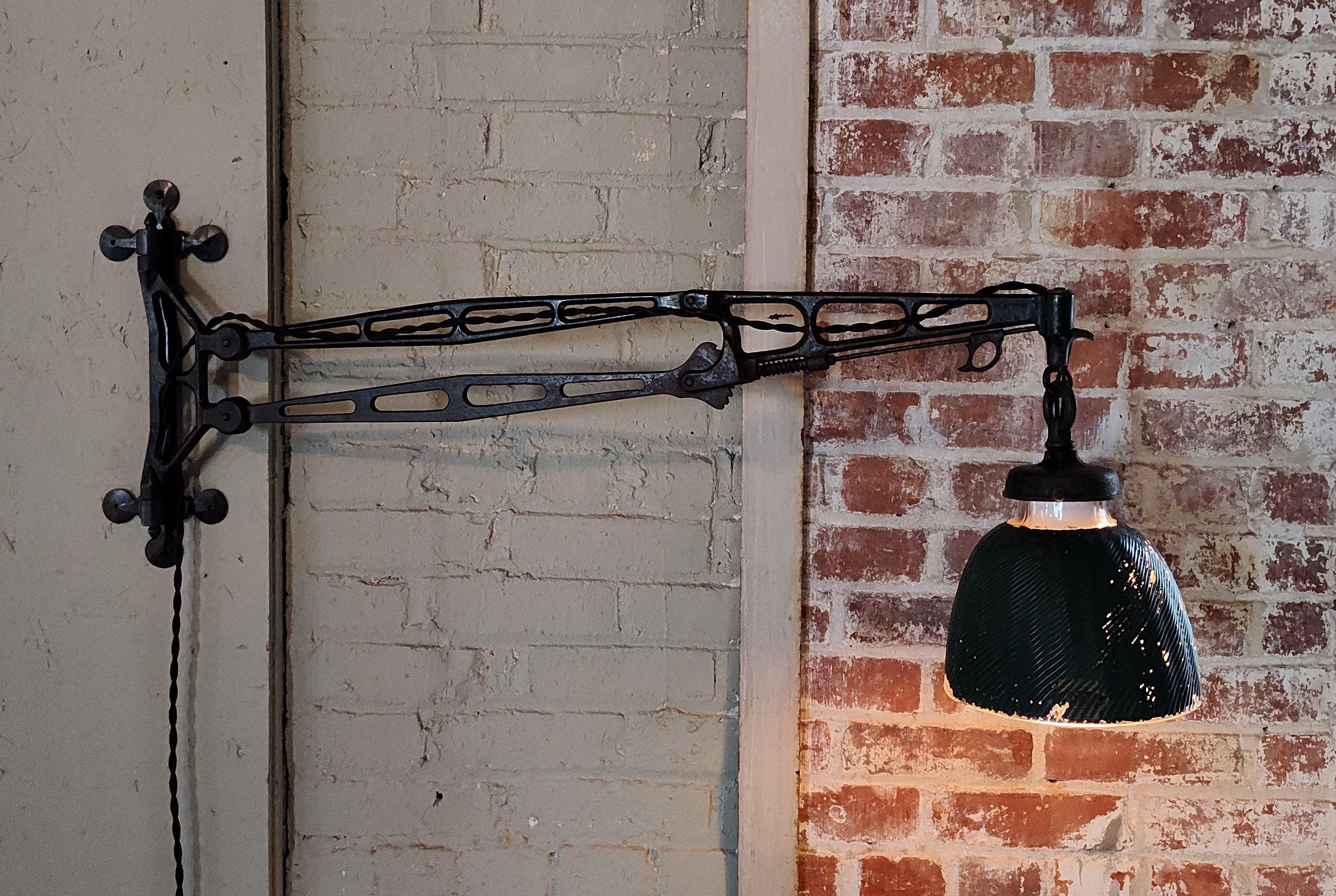 Lampe murale articulée industrielle vintage avec abat-jour en verre mercuré Bon état - En vente à Oakville, CT