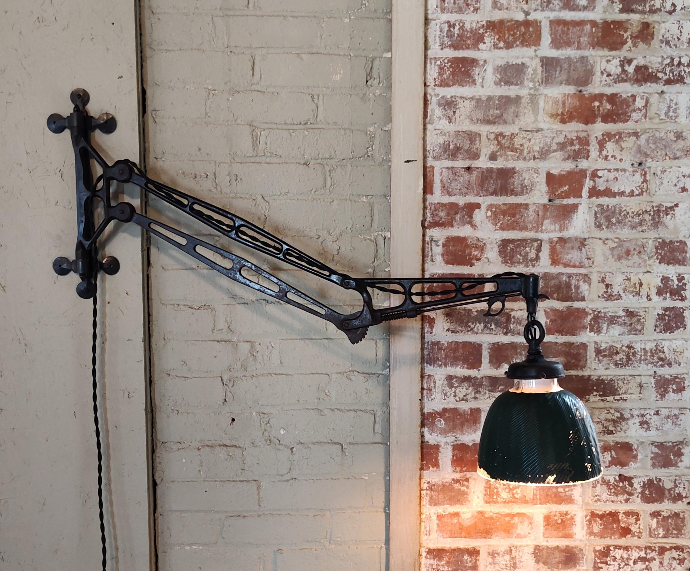 20ième siècle Lampe murale articulée industrielle vintage avec abat-jour en verre mercuré en vente