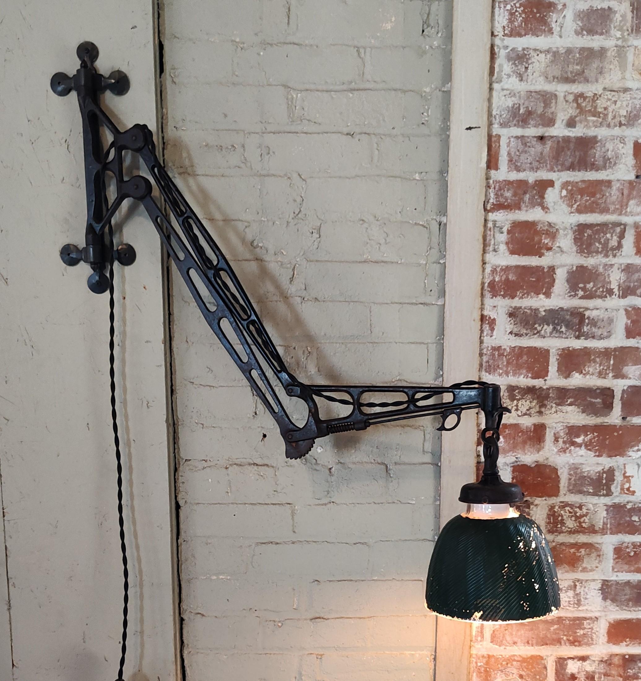 Verre mercuré Lampe murale articulée industrielle vintage avec abat-jour en verre mercuré en vente