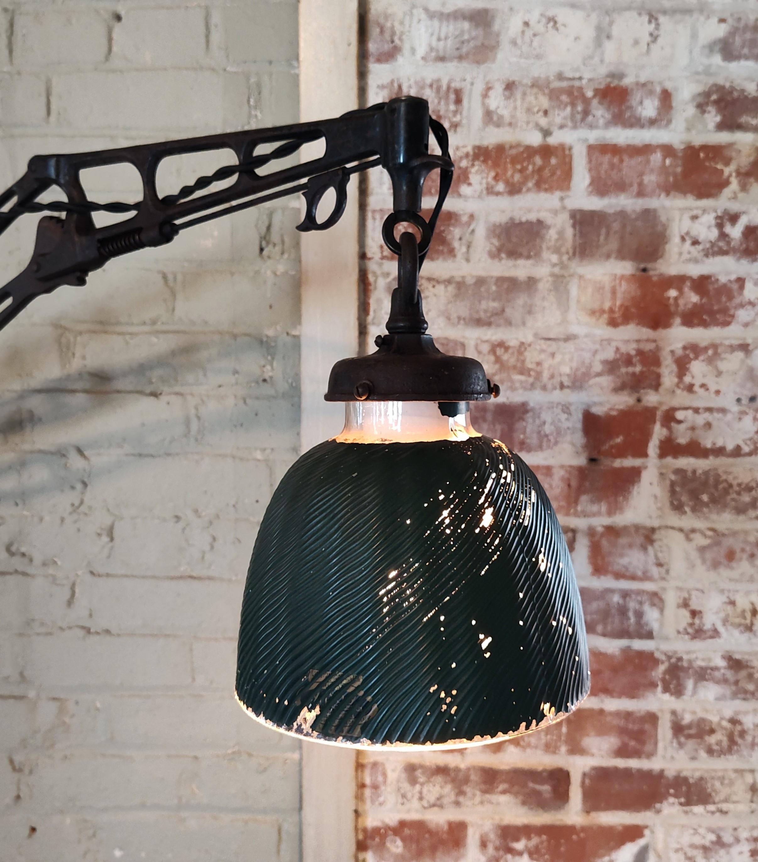 Lampe murale articulée industrielle vintage avec abat-jour en verre mercuré en vente 1