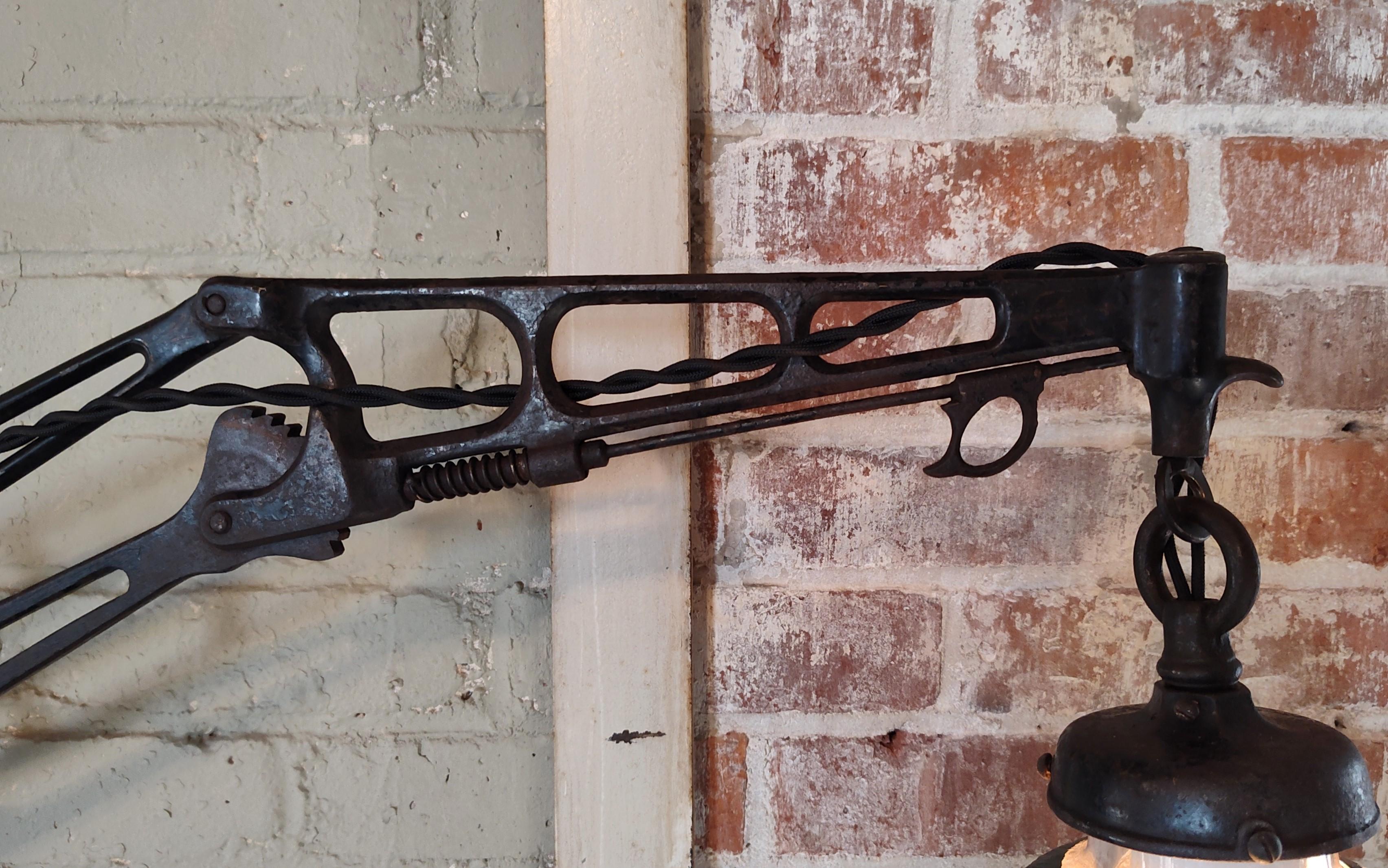Lampe murale articulée industrielle vintage avec abat-jour en verre mercuré en vente 2