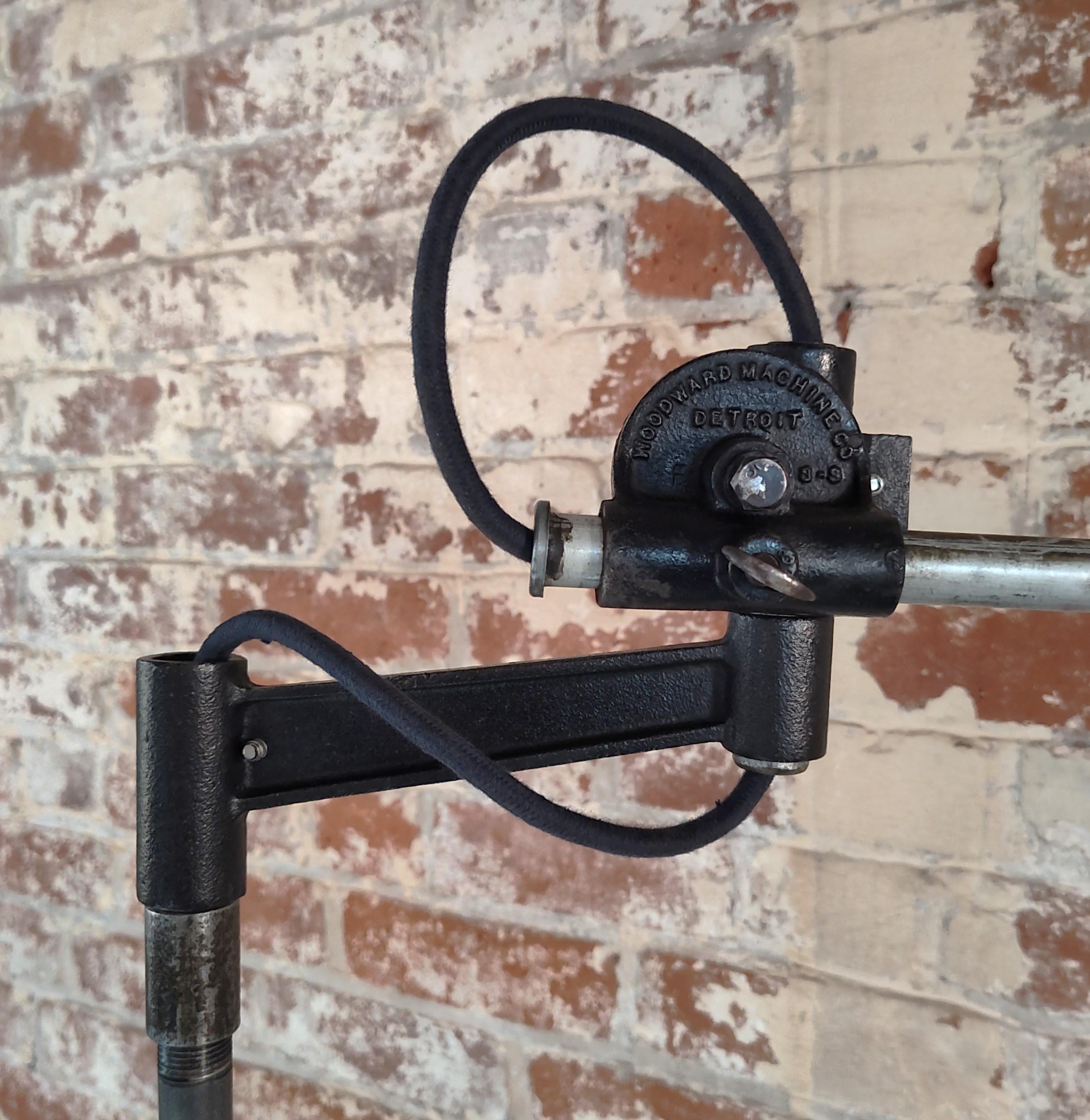 Lámpara de pie industrial vintage articulada Woodward en venta 5