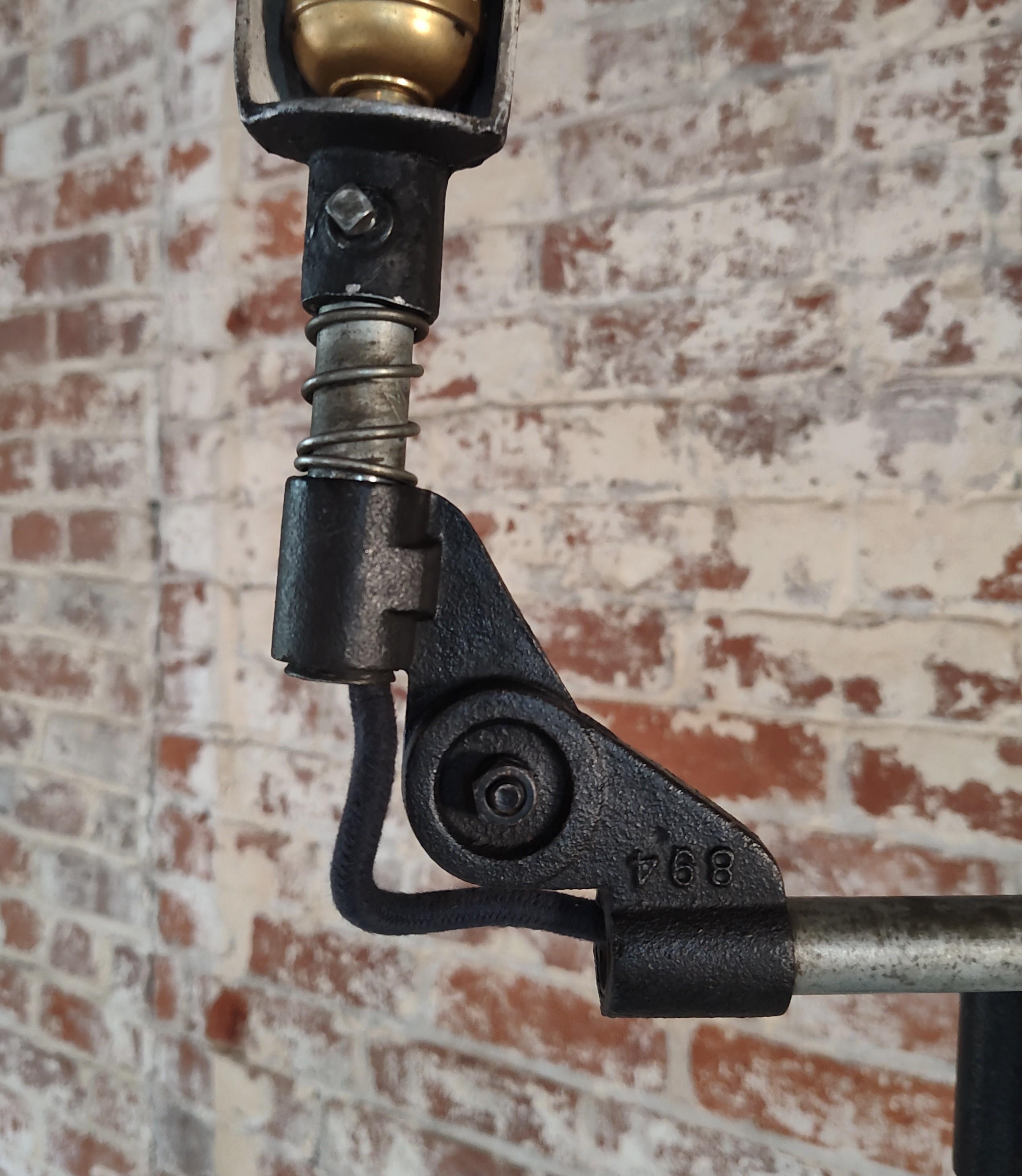 Lámpara de pie industrial vintage articulada Woodward en venta 6
