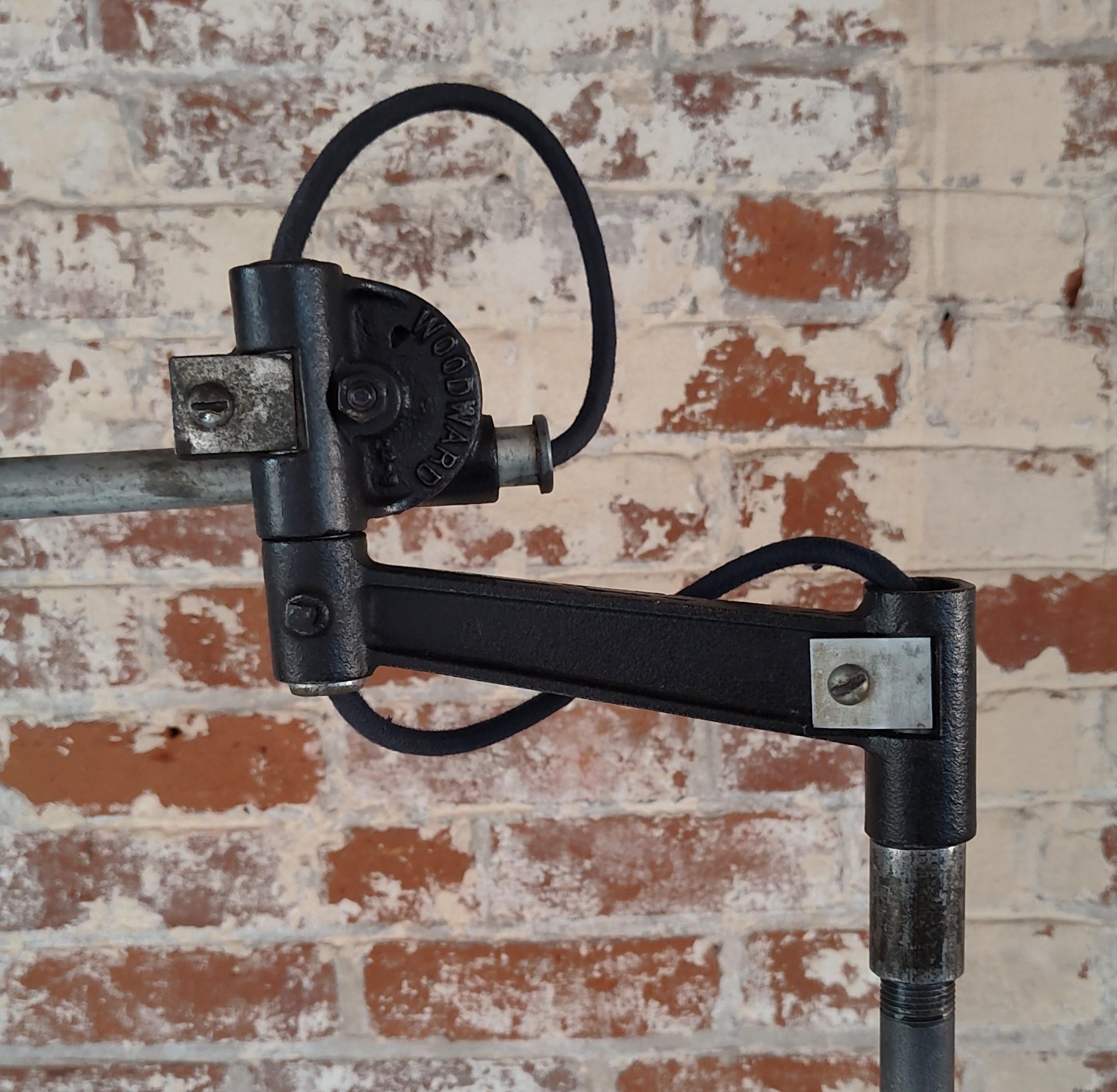 Lámpara de pie industrial vintage articulada Woodward en venta 7