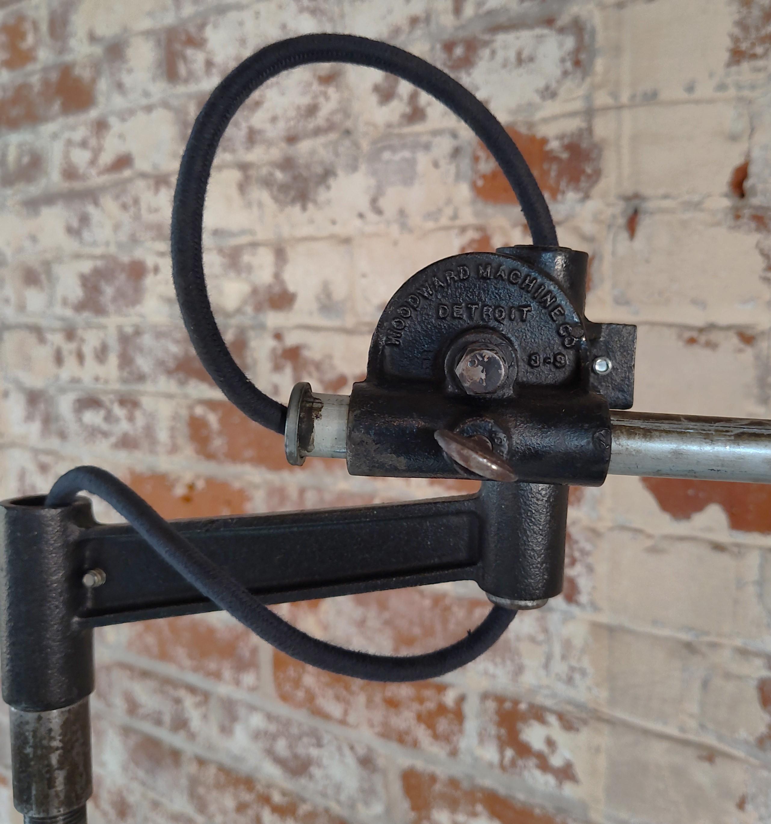 Lámpara de pie industrial vintage articulada Woodward en venta 8