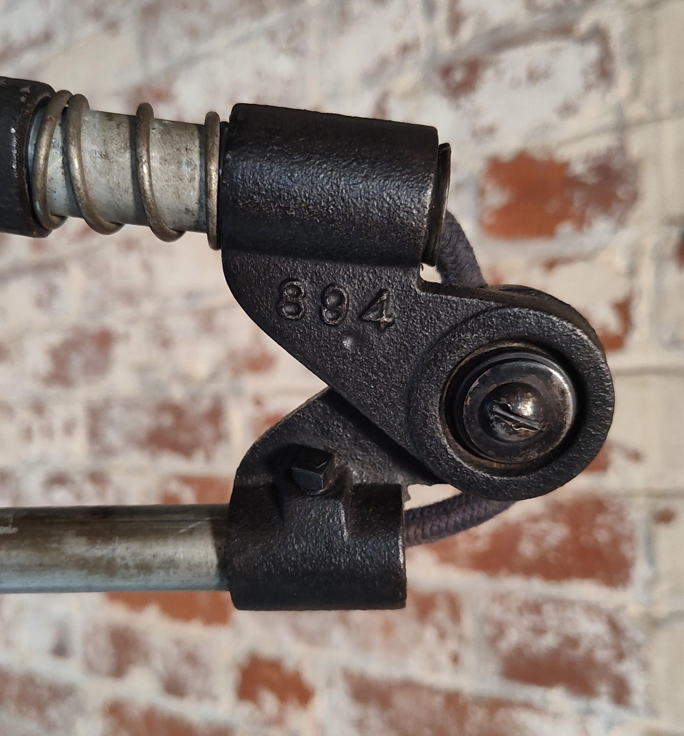 Lámpara de pie industrial vintage articulada Woodward en venta 9