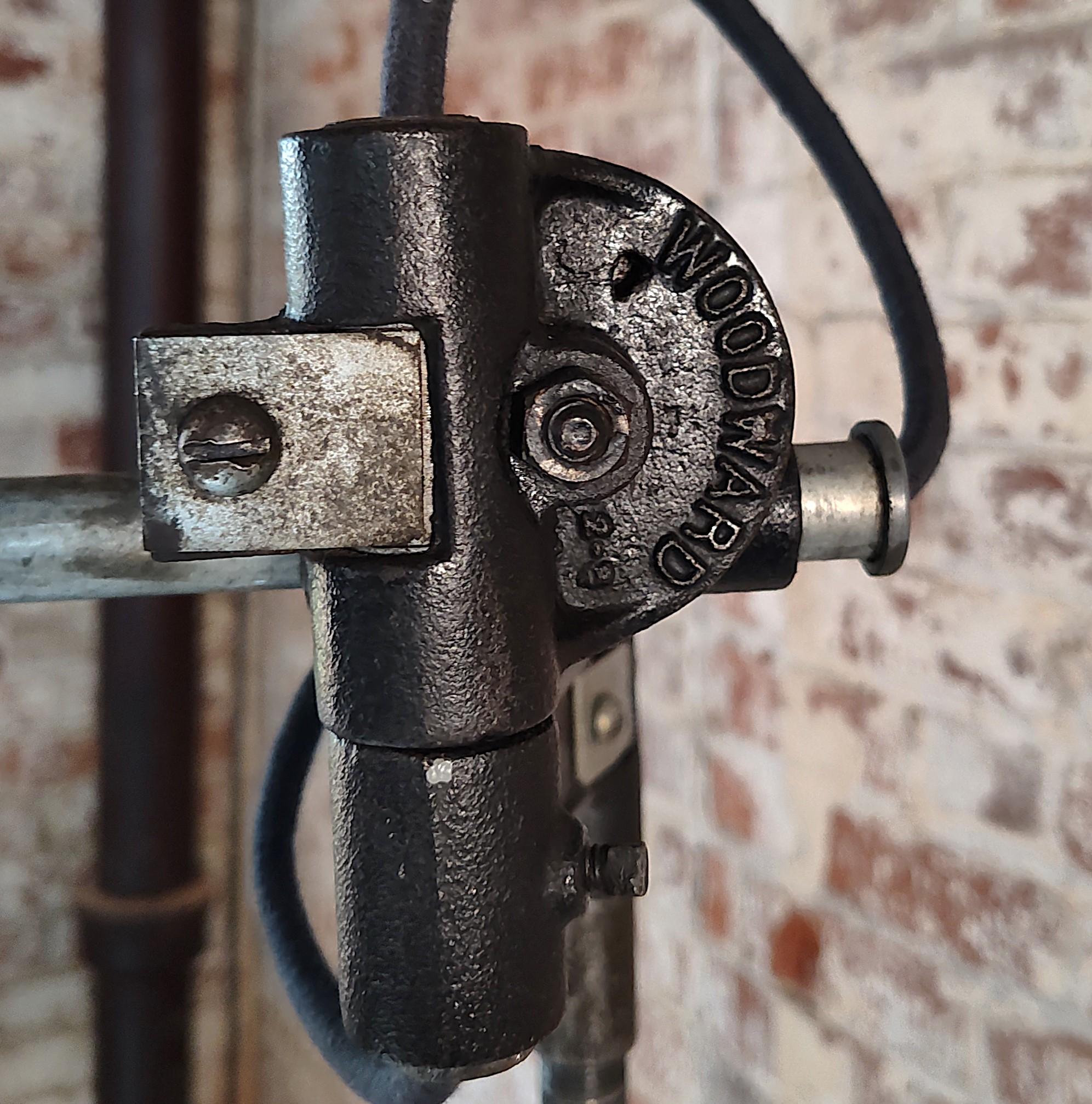 Lámpara de pie industrial vintage articulada Woodward en venta 11