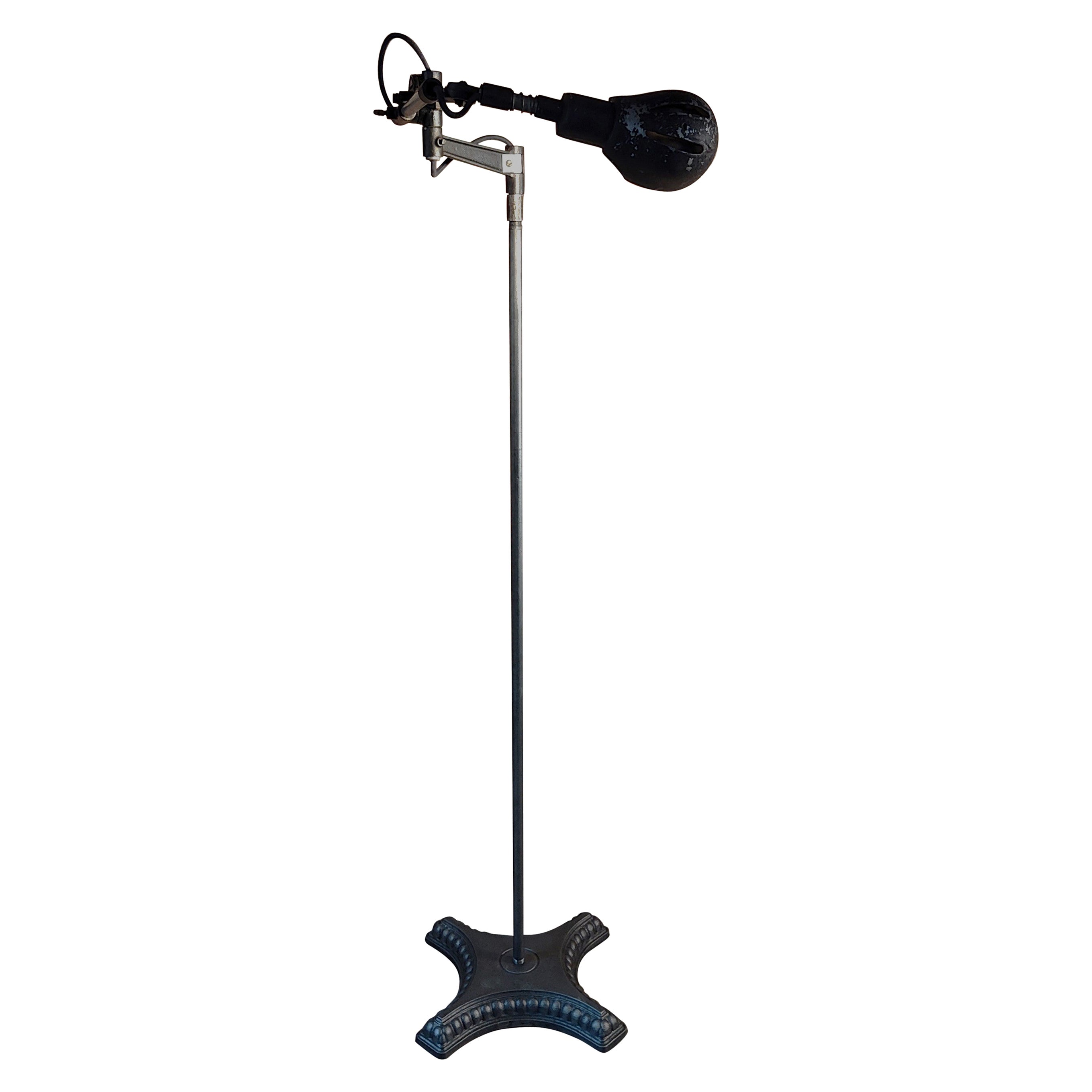 Lampadaire industriel articulé vers le bois vintage