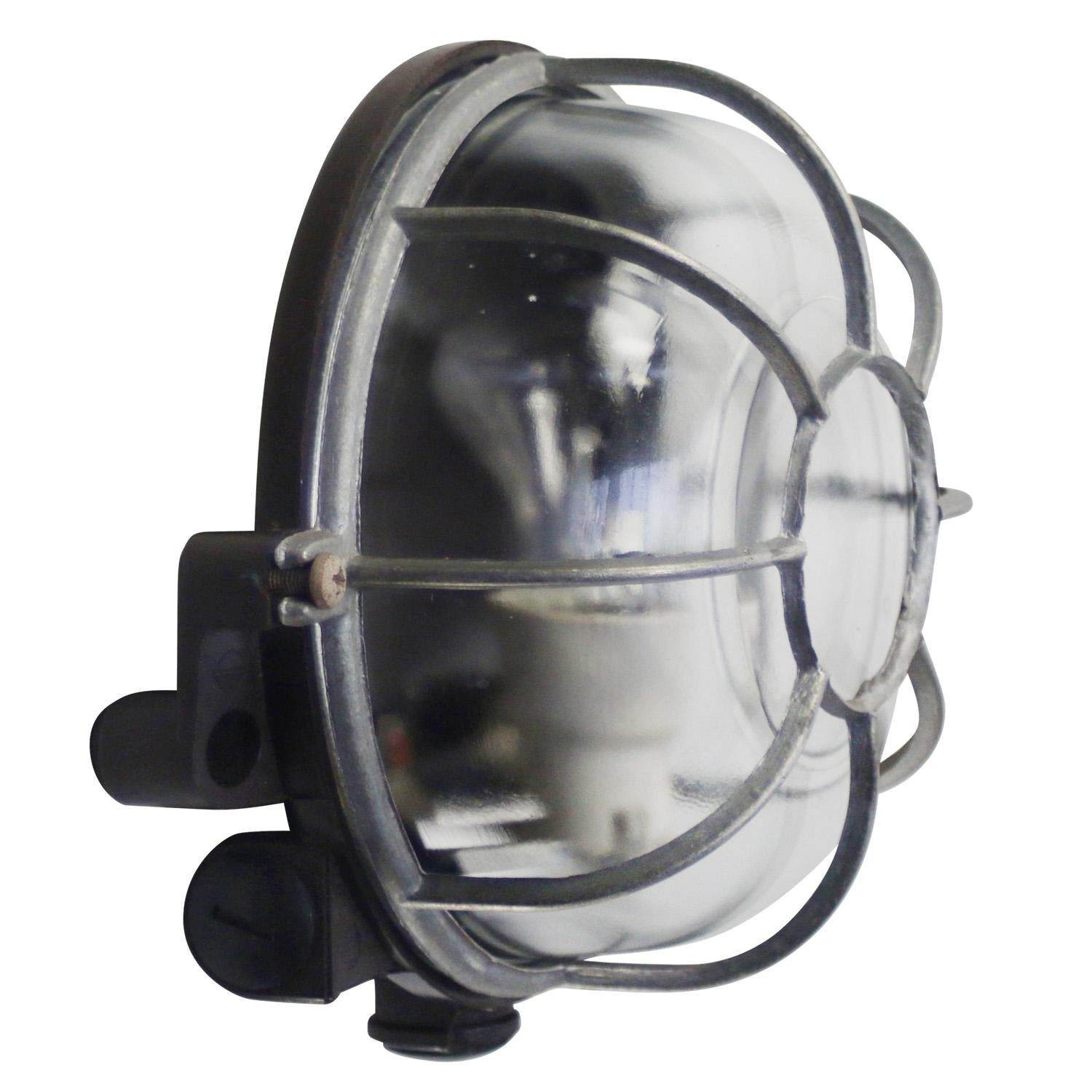 Applique industriale, lampada da parete.
Fondello in bachelite, vetro trasparente
Gabbia in alluminio

Peso 1,0 kg / 2,2 lb

Prezzo per singolo articolo. Tutte le lampade sono state rese idonee dagli standard internazionali per le lampadine a