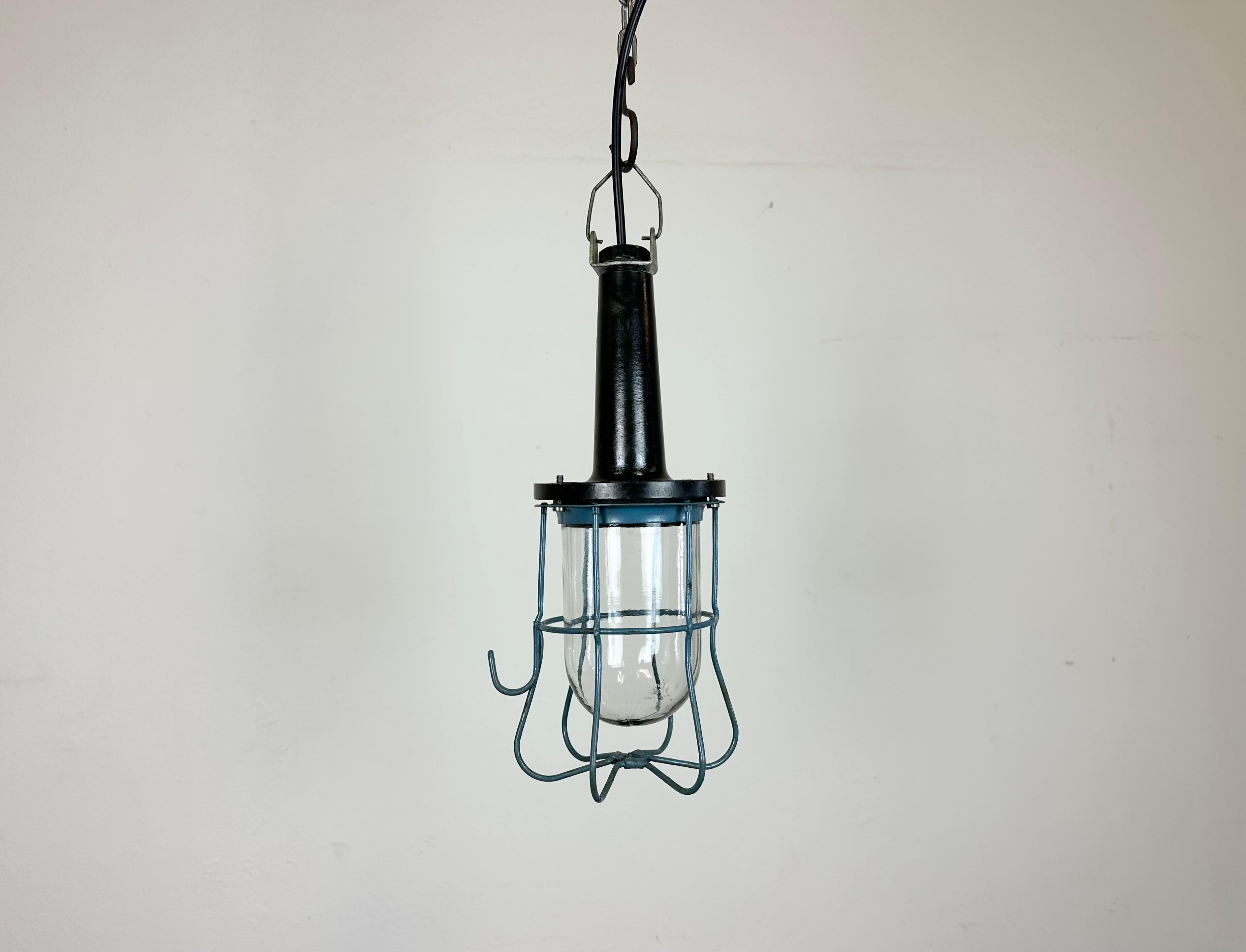 Industrial walkabout work lamp made in Poland during the 1960s These lamps were used in factories, workshops and army as a portable light source . It features a bakelite handle, a blue iron grid and clear glass cover.
The socket requires E27 light
